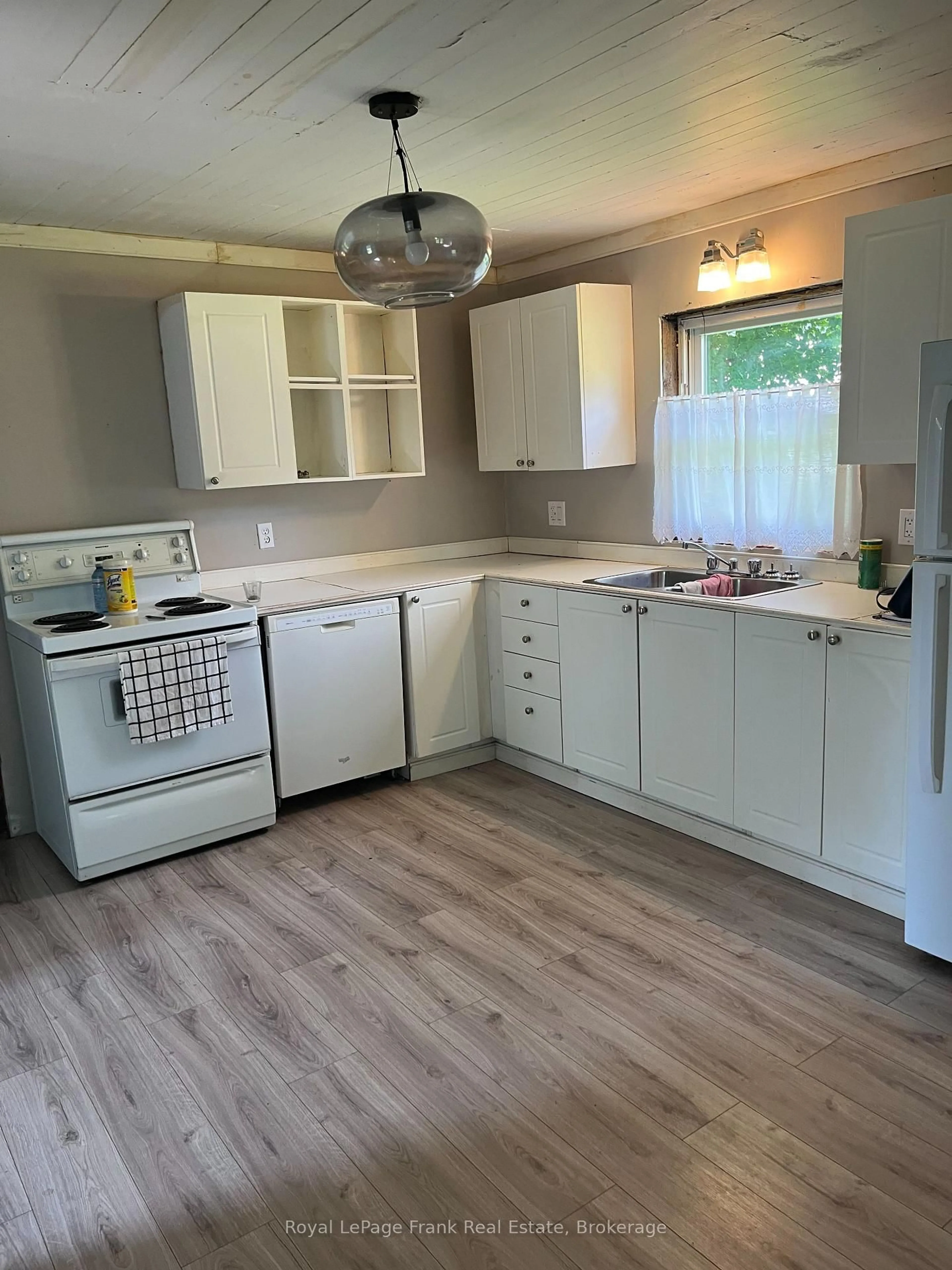 Standard kitchen, wood/laminate floor for 51 Mallard Lake Rd, Maynooth Ontario K0L 2S0