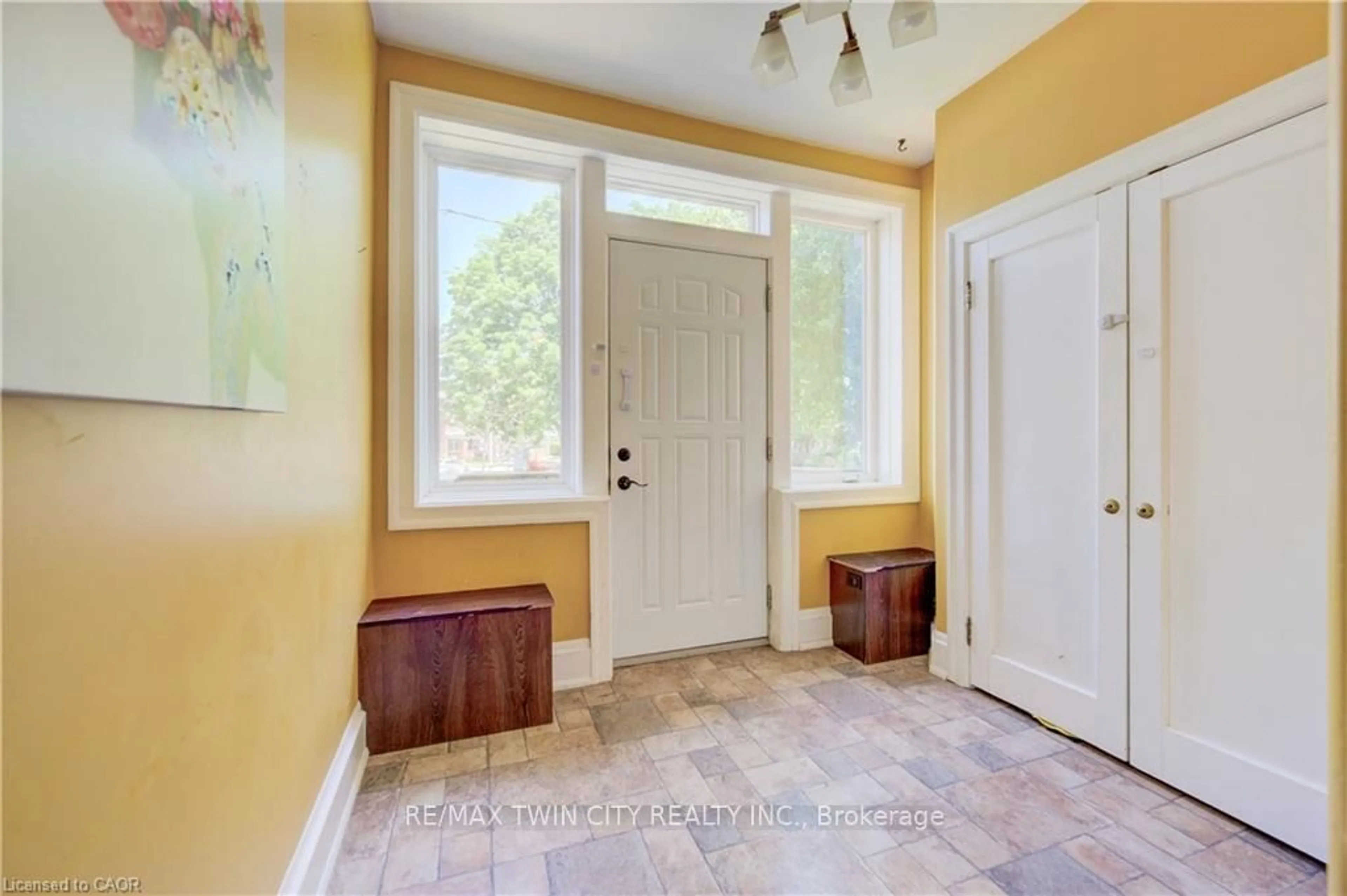 Indoor entryway for 59 WEST Ave, Kitchener Ontario N2M 1X4
