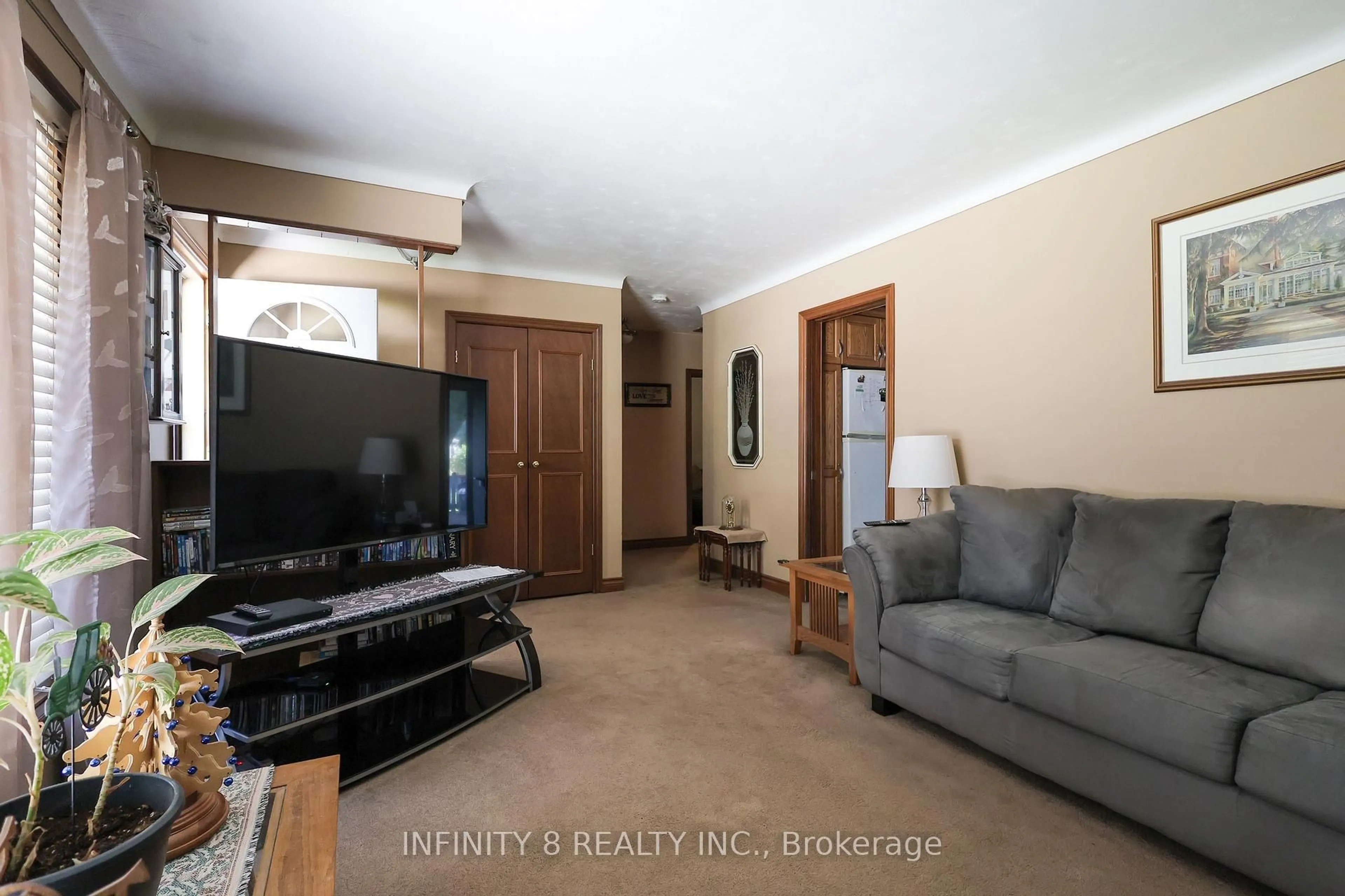 Living room with furniture, unknown for 39 Howard Ave, St. Catharines Ontario L2N 3W8