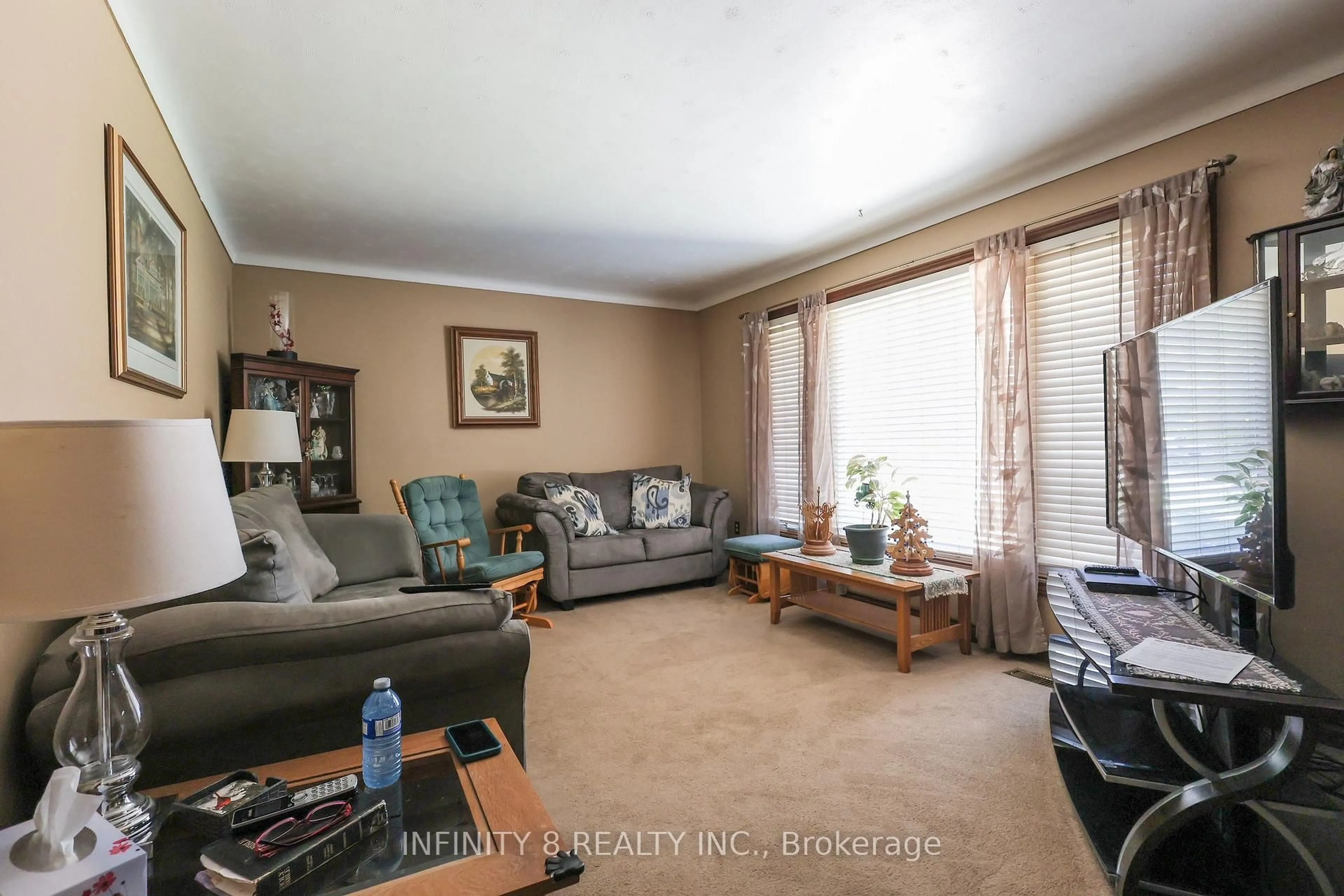 Living room with furniture, unknown for 39 Howard Ave, St. Catharines Ontario L2N 3W8