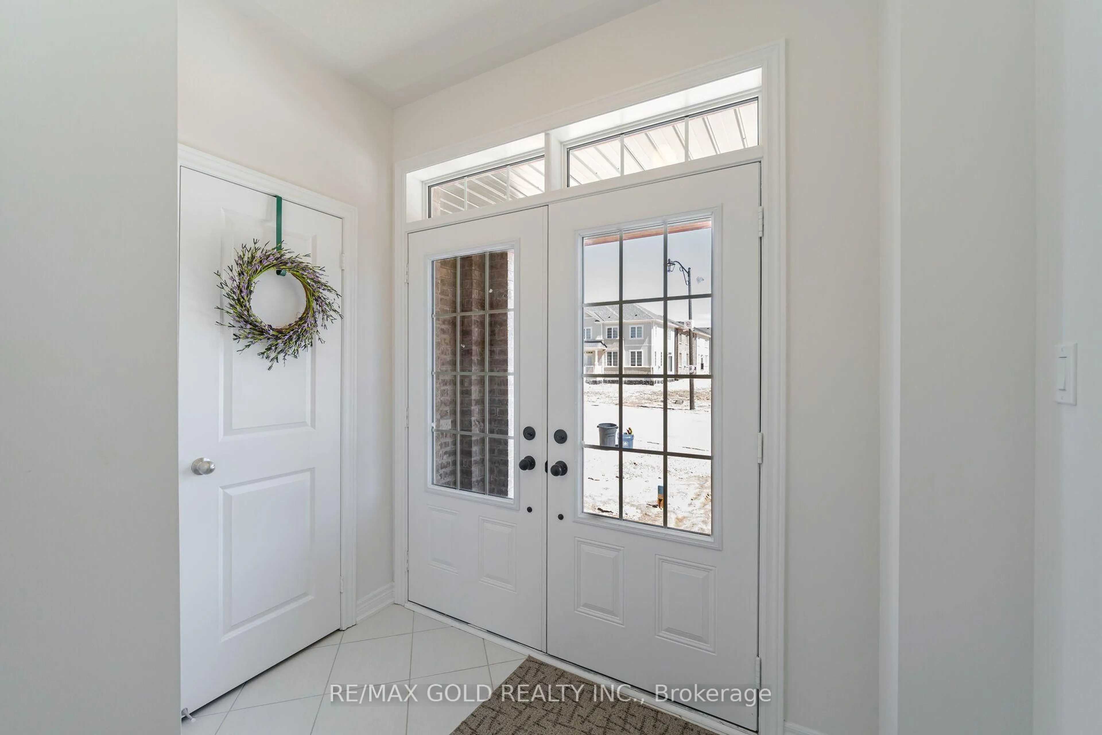 Indoor entryway for 210 Chippewa Ave, Shelburne Ontario L6S 0E9