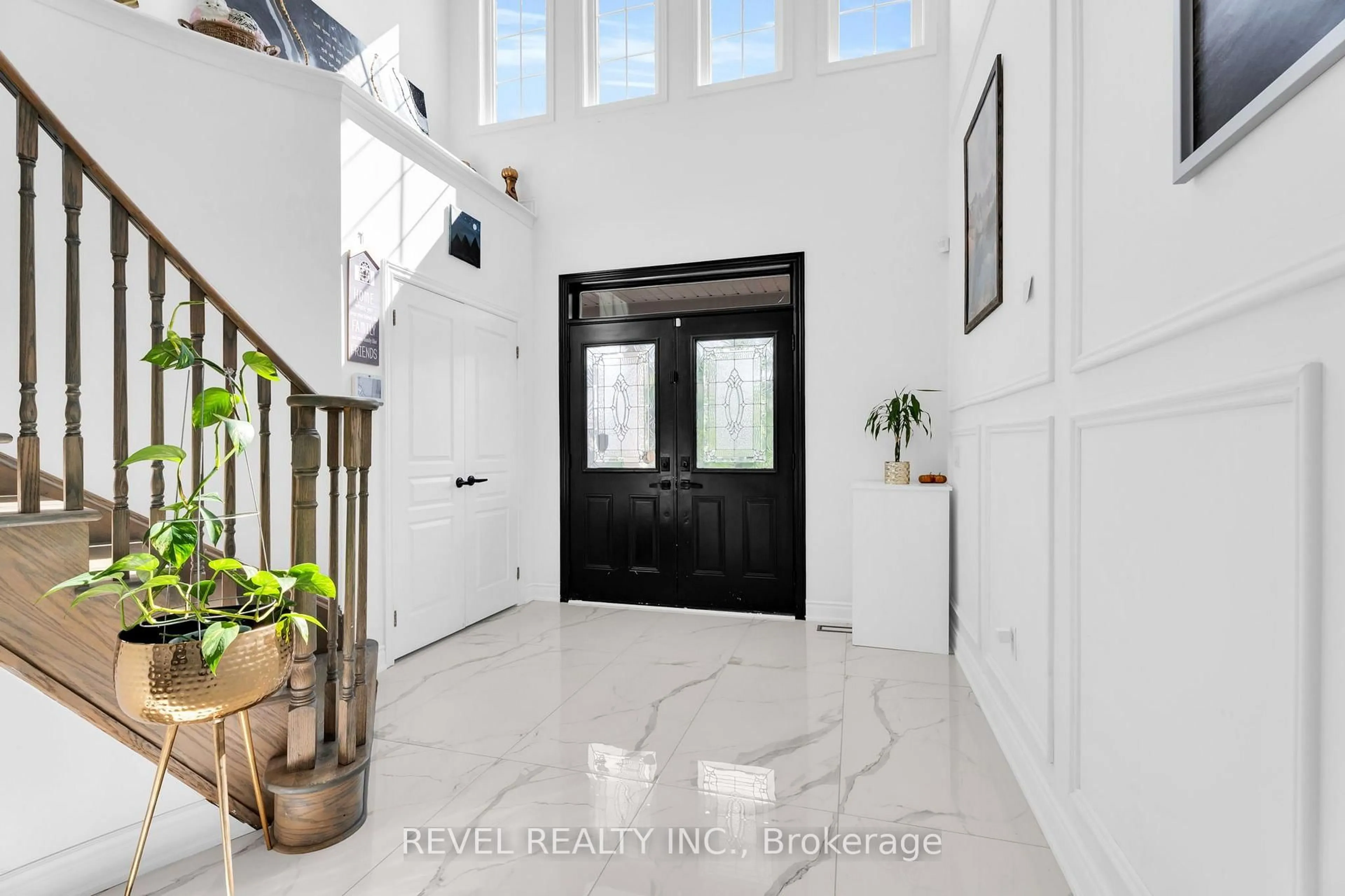 Indoor foyer for 536 Brett St, Shelburne Ontario L9V 3V4