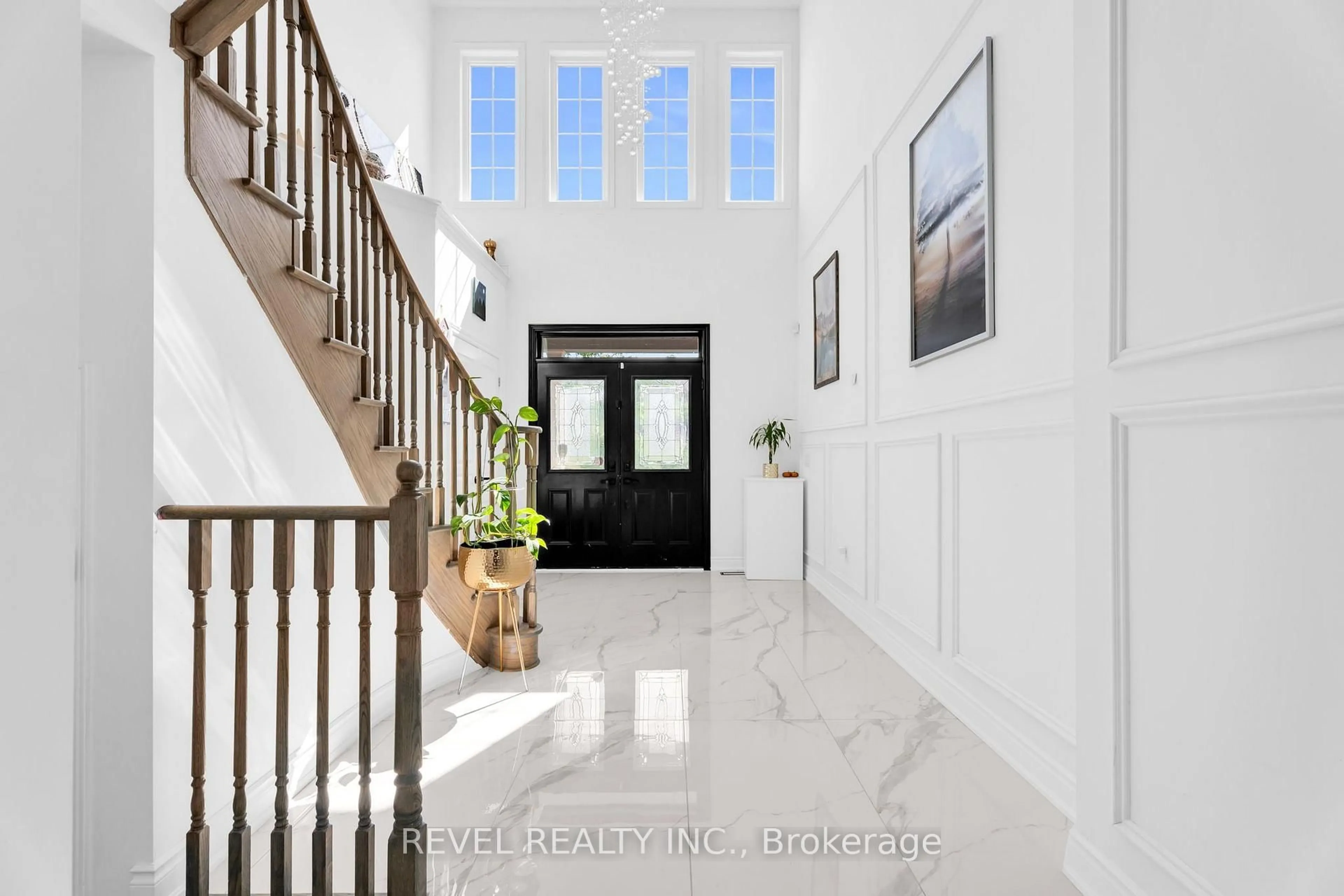 Indoor entryway for 536 Brett St, Shelburne Ontario L9V 3V4