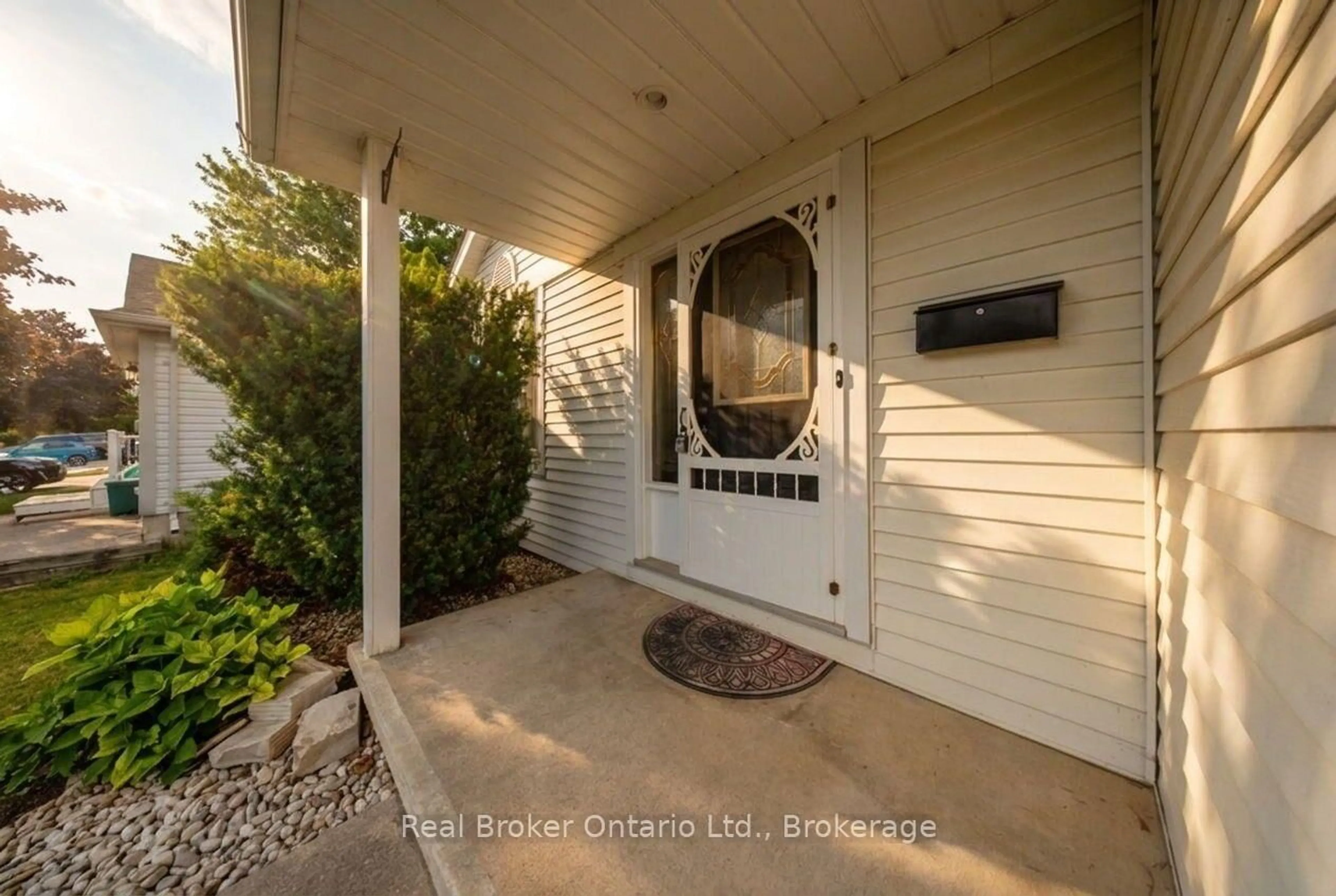 Indoor entryway for 530 Trico Dr, Cambridge Ontario N3H 5M5