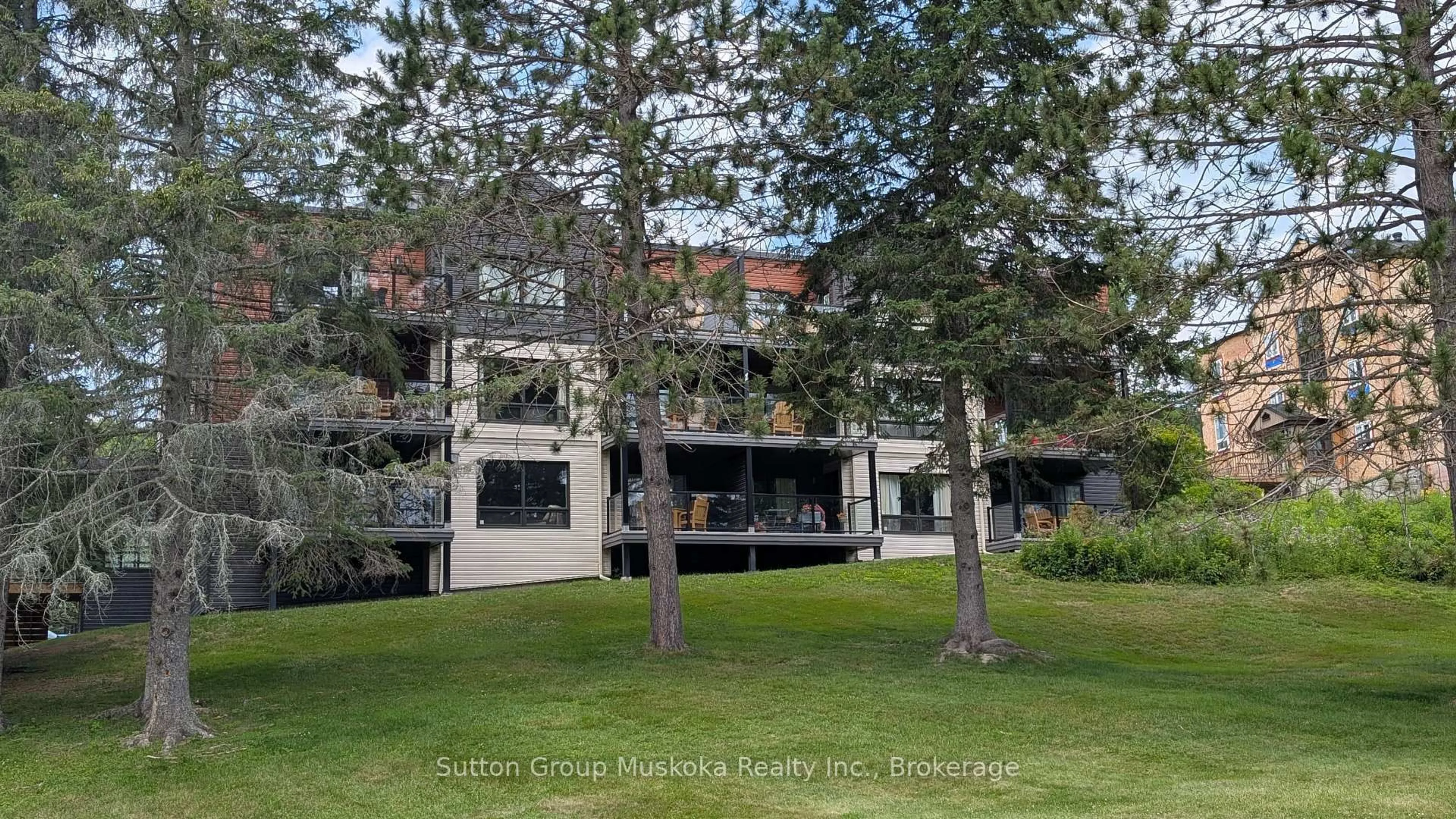 A pic from outside/outdoor area/front of a property/back of a property/a pic from drone, unknown for 52-205 Deerhurst Dr, Huntsville Ontario P1H 2E8