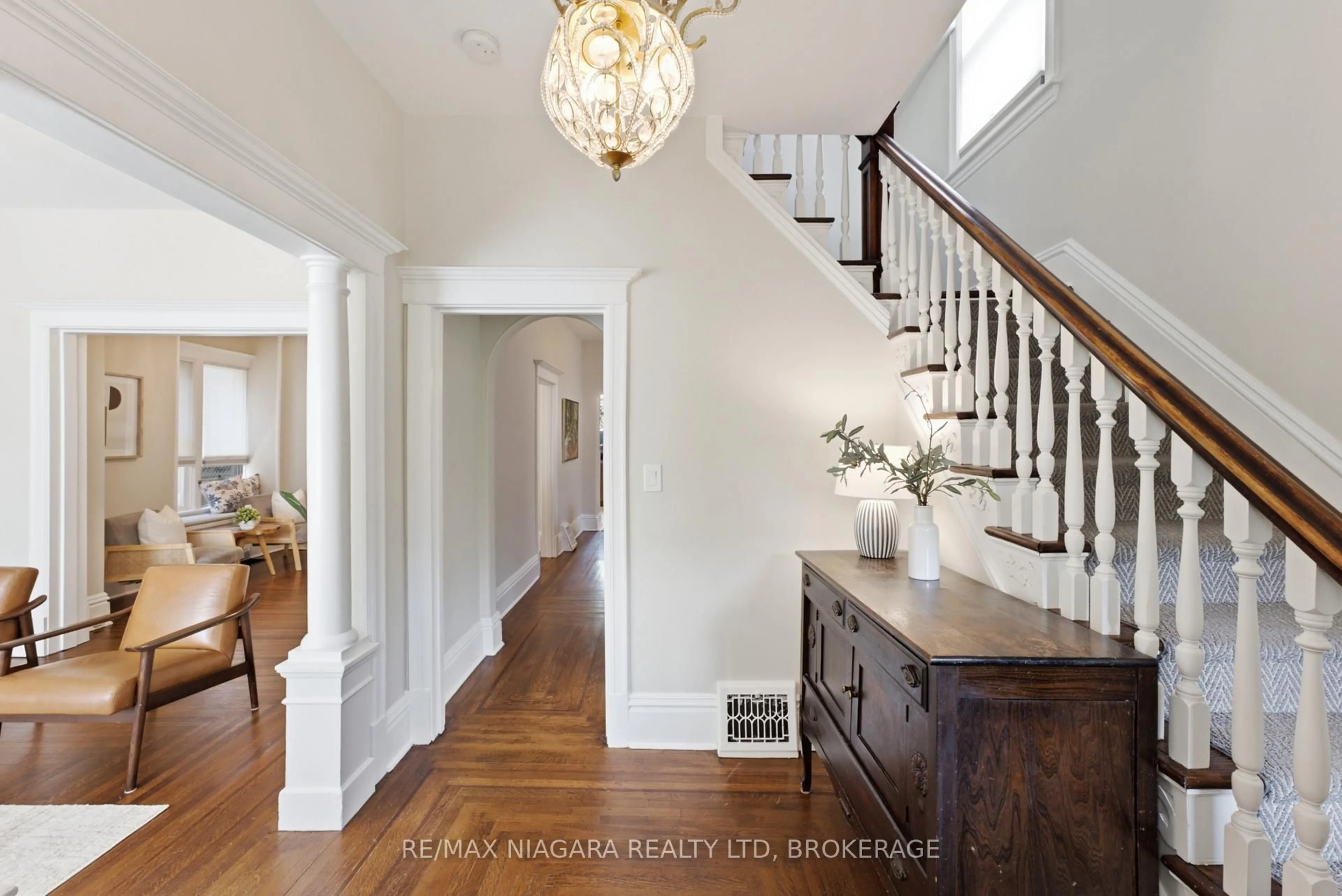 Indoor entryway for 2 Cottage Ave, Hamilton Ontario L8P 4G4