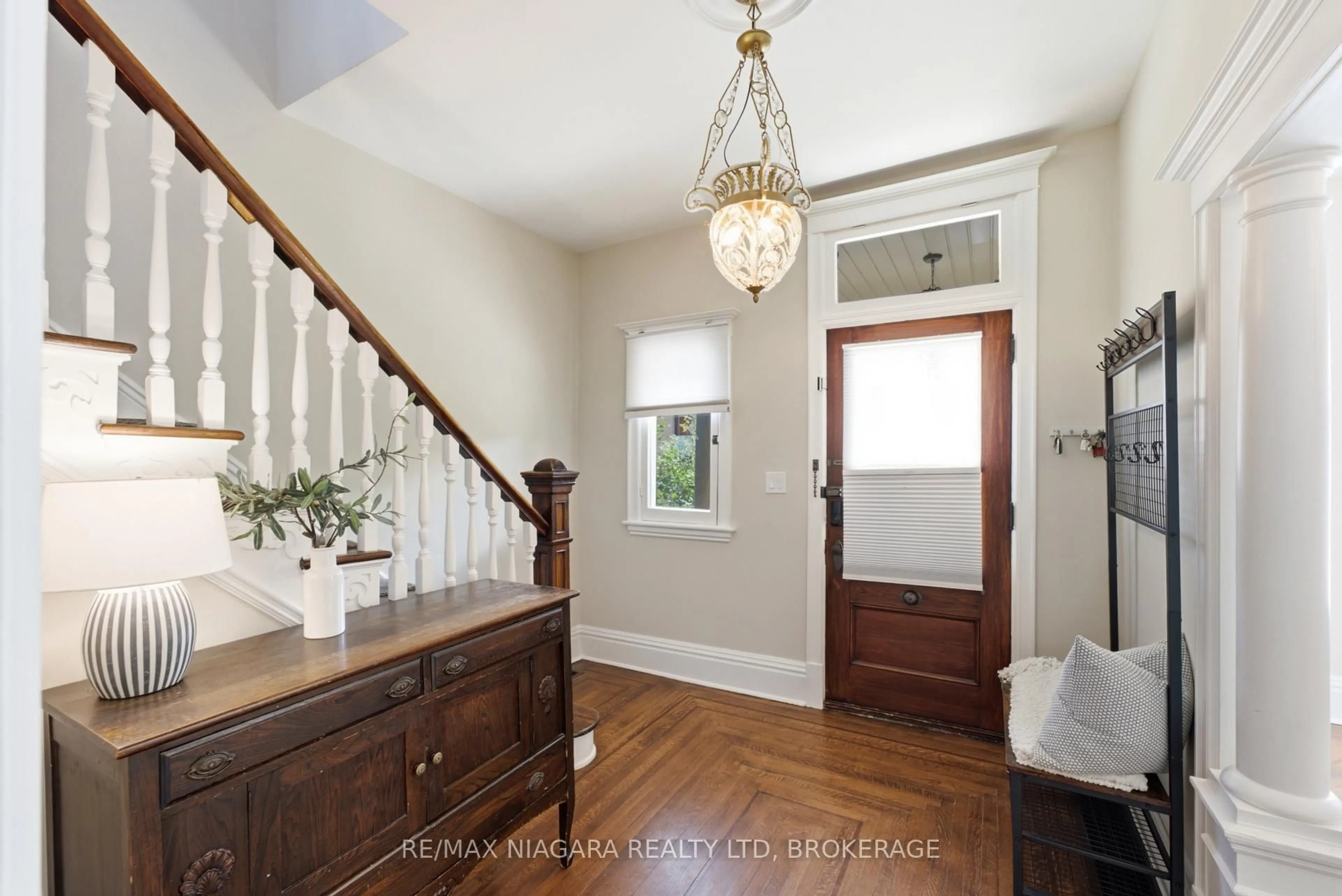 Indoor entryway for 2 Cottage Ave, Hamilton Ontario L8P 4G4