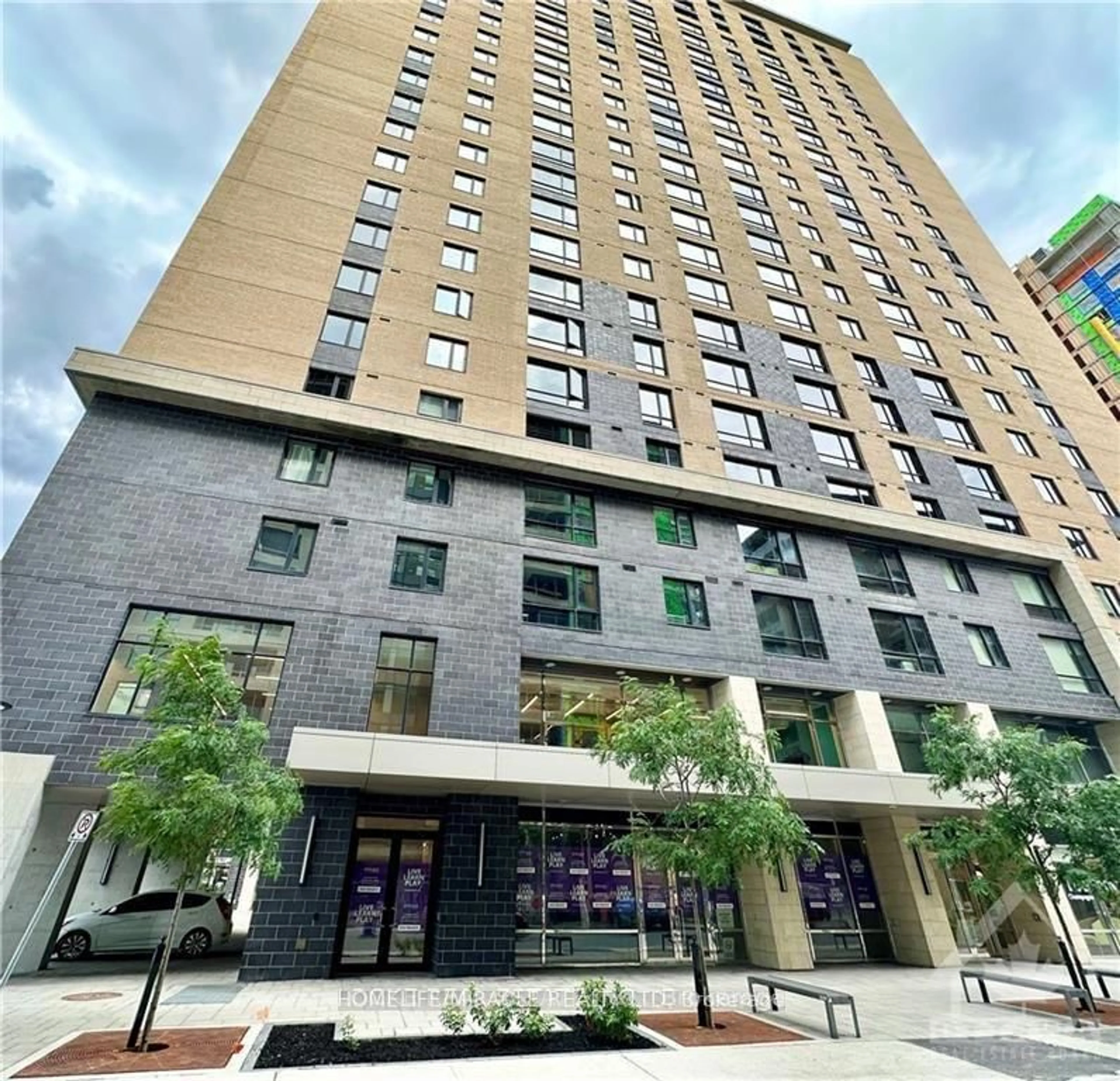Indoor foyer for 105 Champagne Ave #1610, Ottawa Ontario K1S 5E5