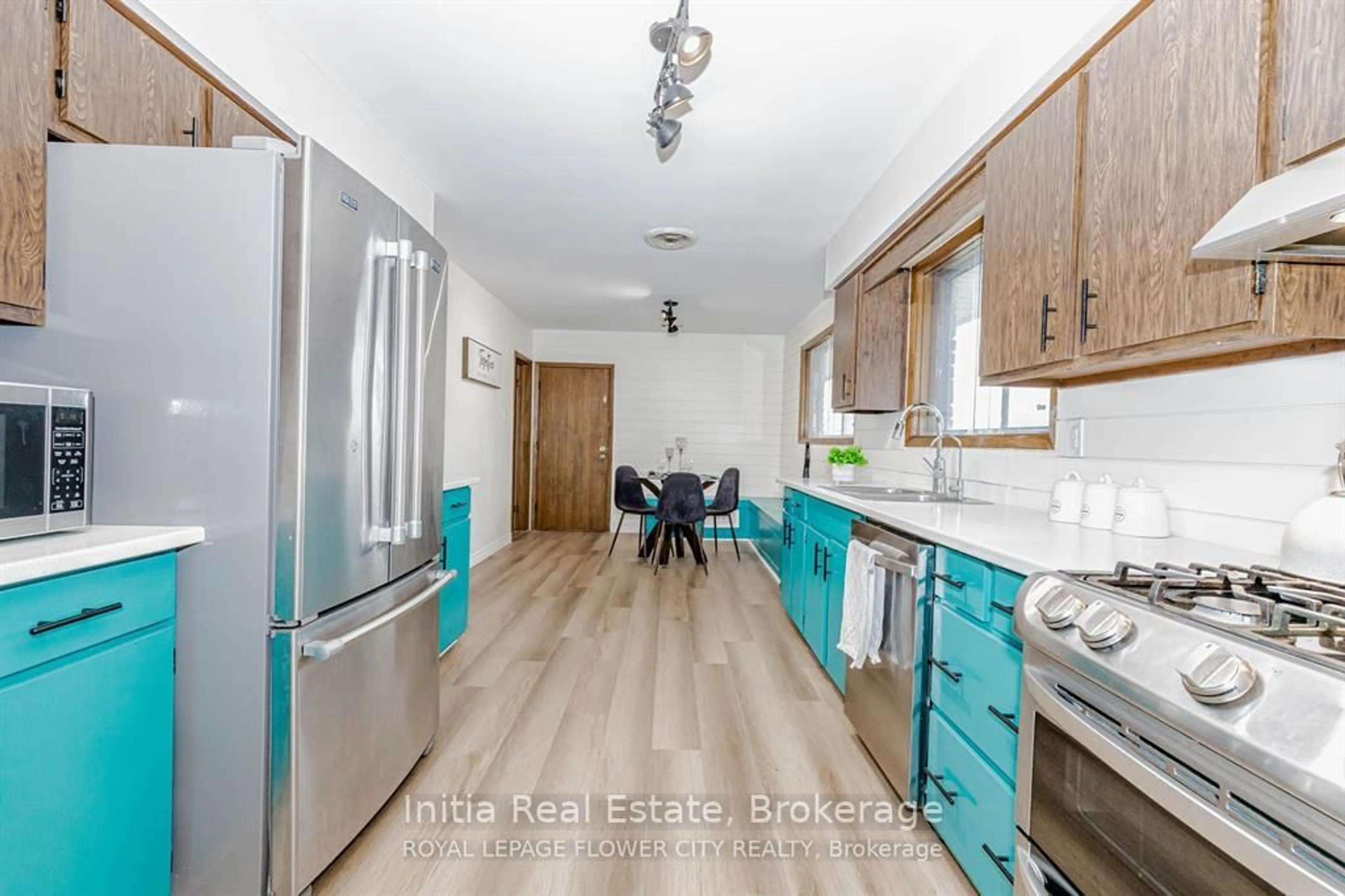 Open concept kitchen, wood/laminate floor for 1421 Fanshawe Park Rd, London North Ontario N5X 3Z9