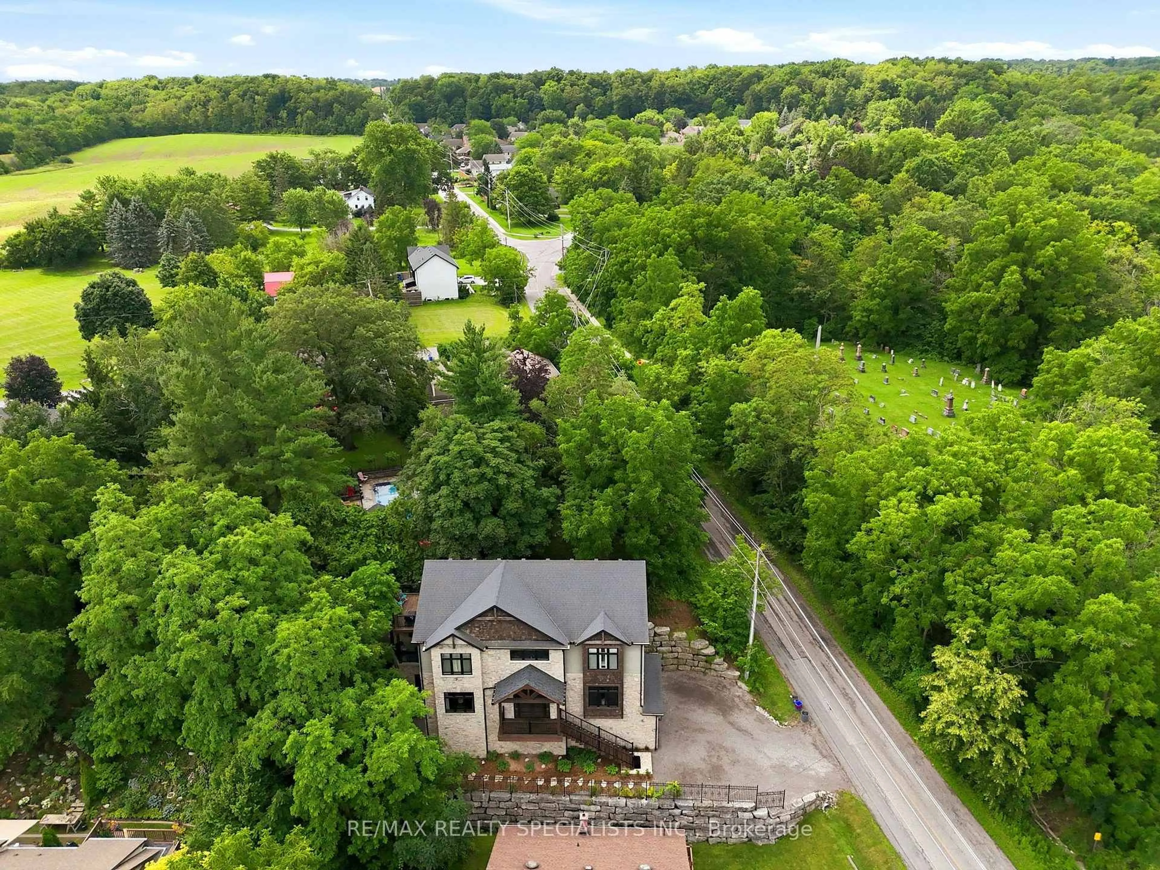 A pic from outside/outdoor area/front of a property/back of a property/a pic from drone, water/lake/river/ocean view for 3713 Nineteenth St, Lincoln Ontario L0R 1S0