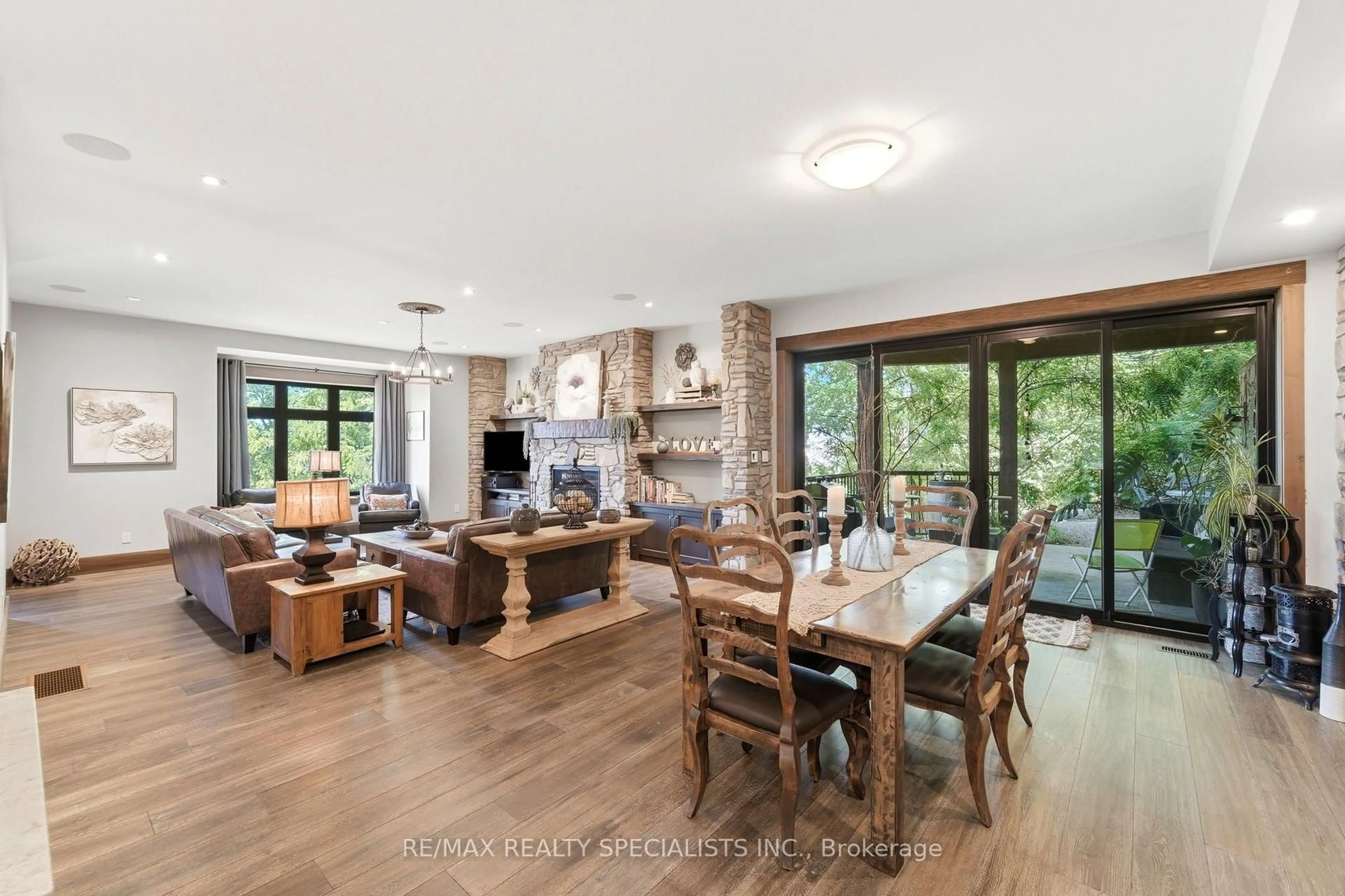 Open concept kitchen, wood/laminate floor for 3713 Nineteenth St, Lincoln Ontario L0R 1S0