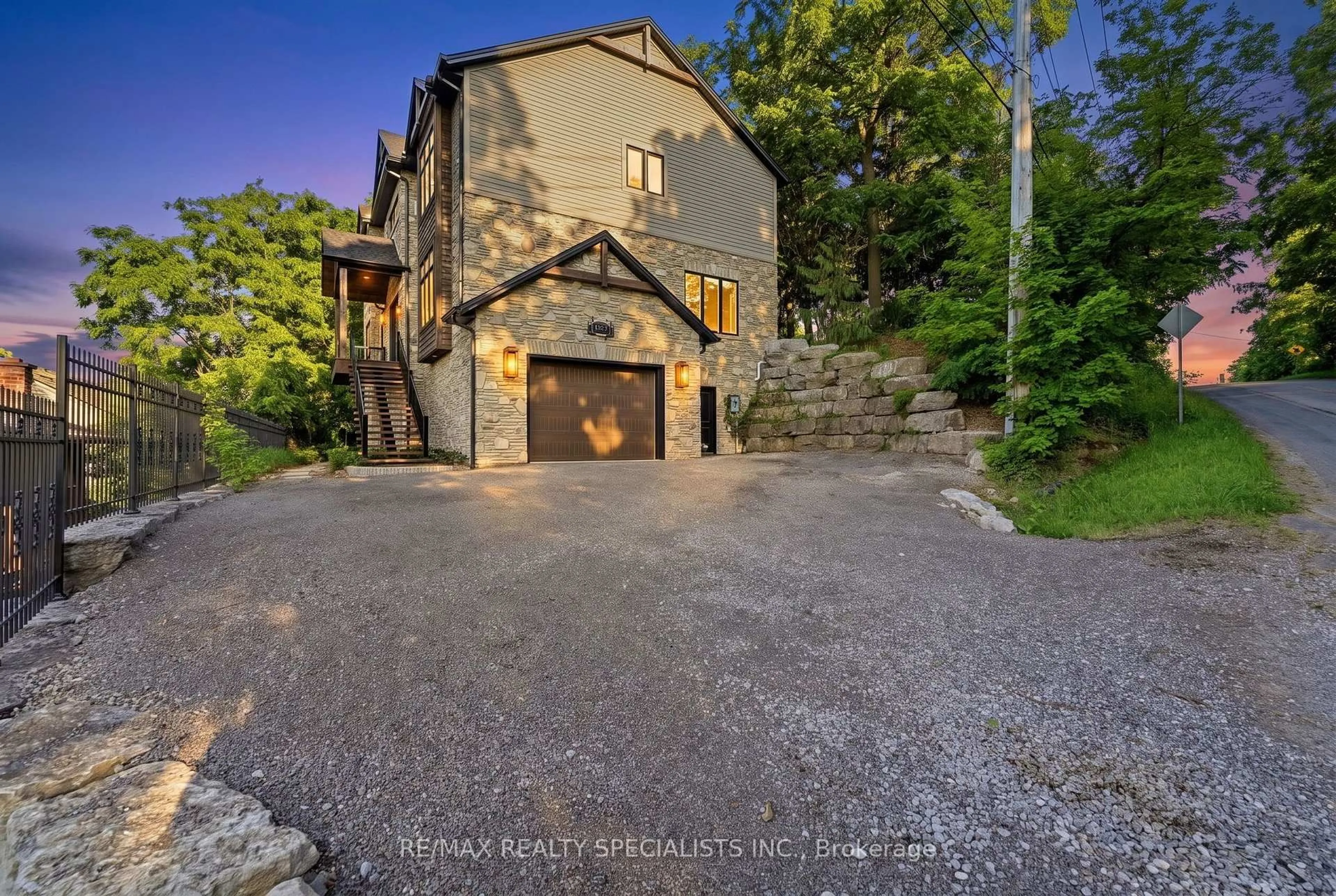 A pic from outside/outdoor area/front of a property/back of a property/a pic from drone, street for 3713 Nineteenth St, Lincoln Ontario L0R 1S0