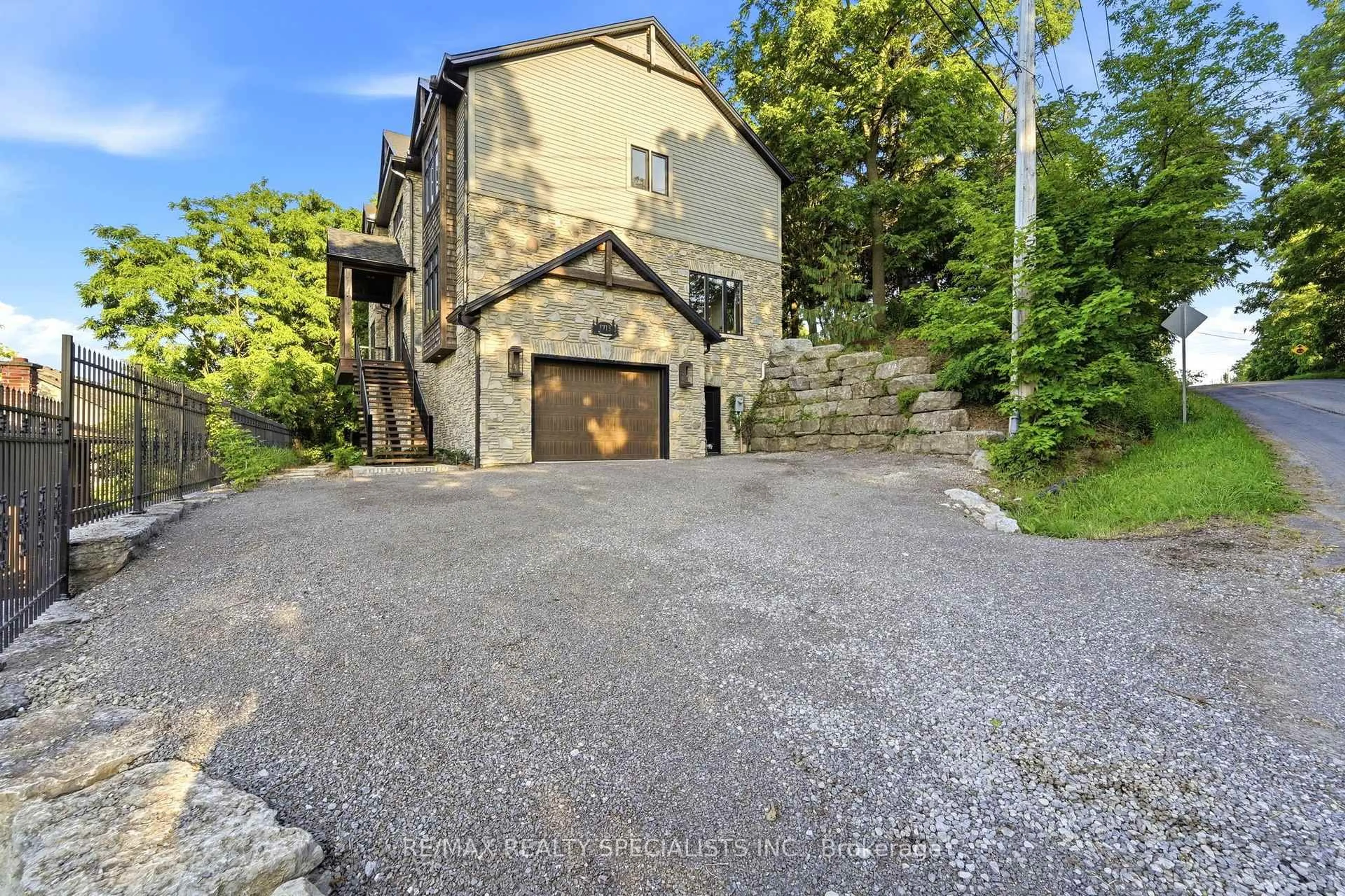 A pic from outside/outdoor area/front of a property/back of a property/a pic from drone, street for 3713 Nineteenth St, Lincoln Ontario L0R 1S0