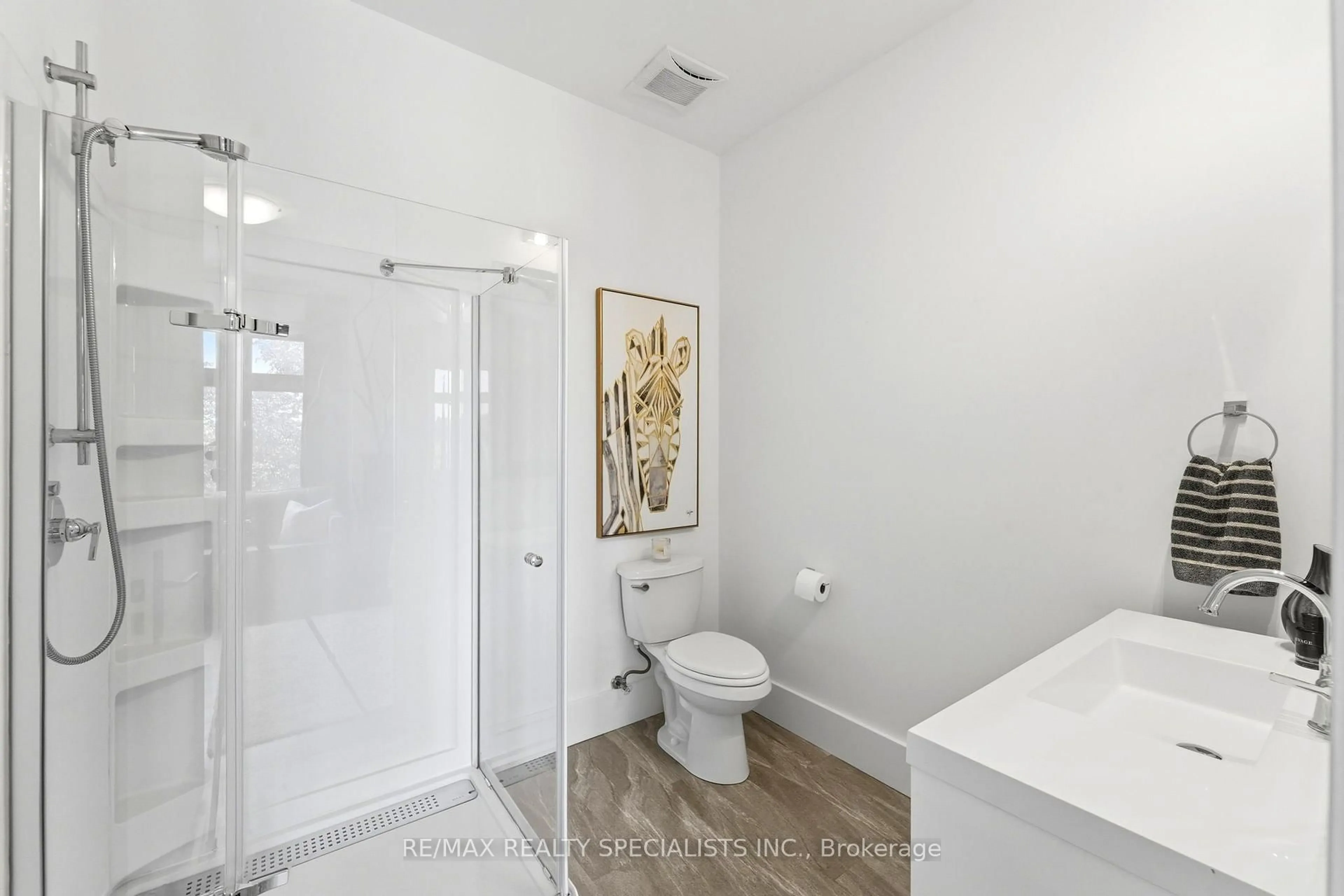 Standard bathroom, ceramic/tile floor for 3713 Nineteenth St, Lincoln Ontario L0R 1S0
