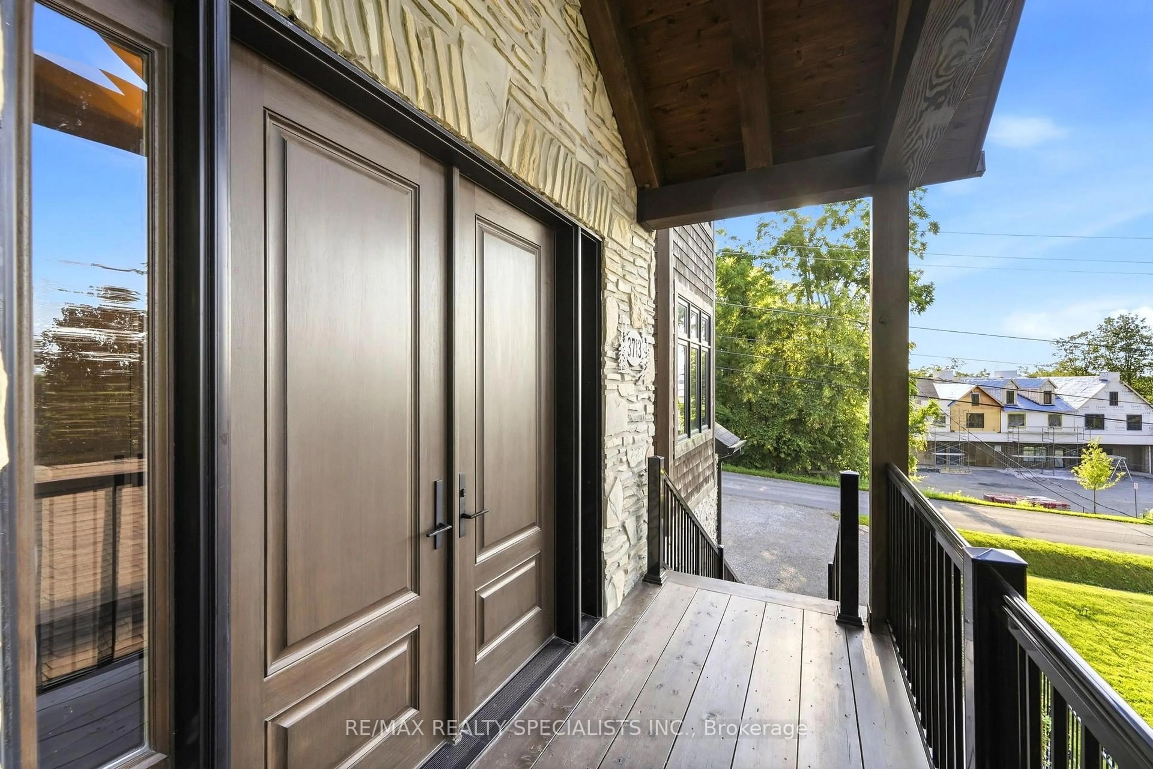 Indoor entryway for 3713 Nineteenth St, Lincoln Ontario L0R 1S0