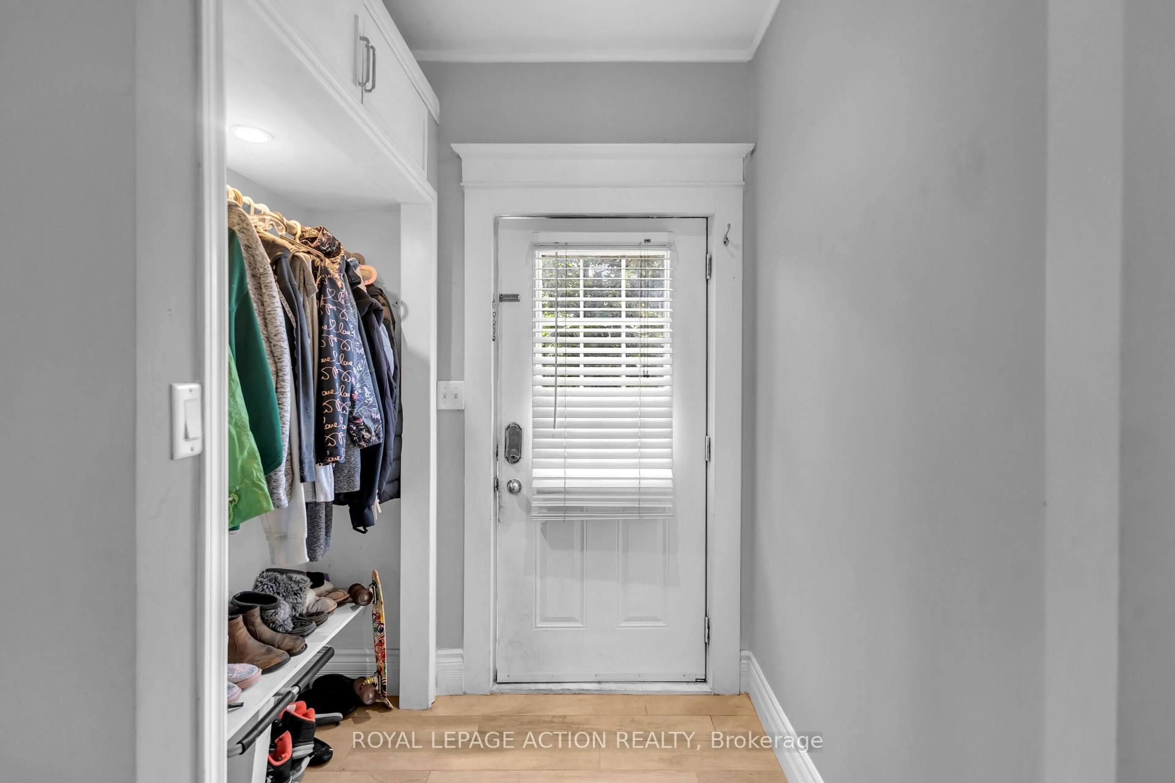 Indoor entryway for 55 Aberdeen Ave, Brantford Ontario N3S 1R7