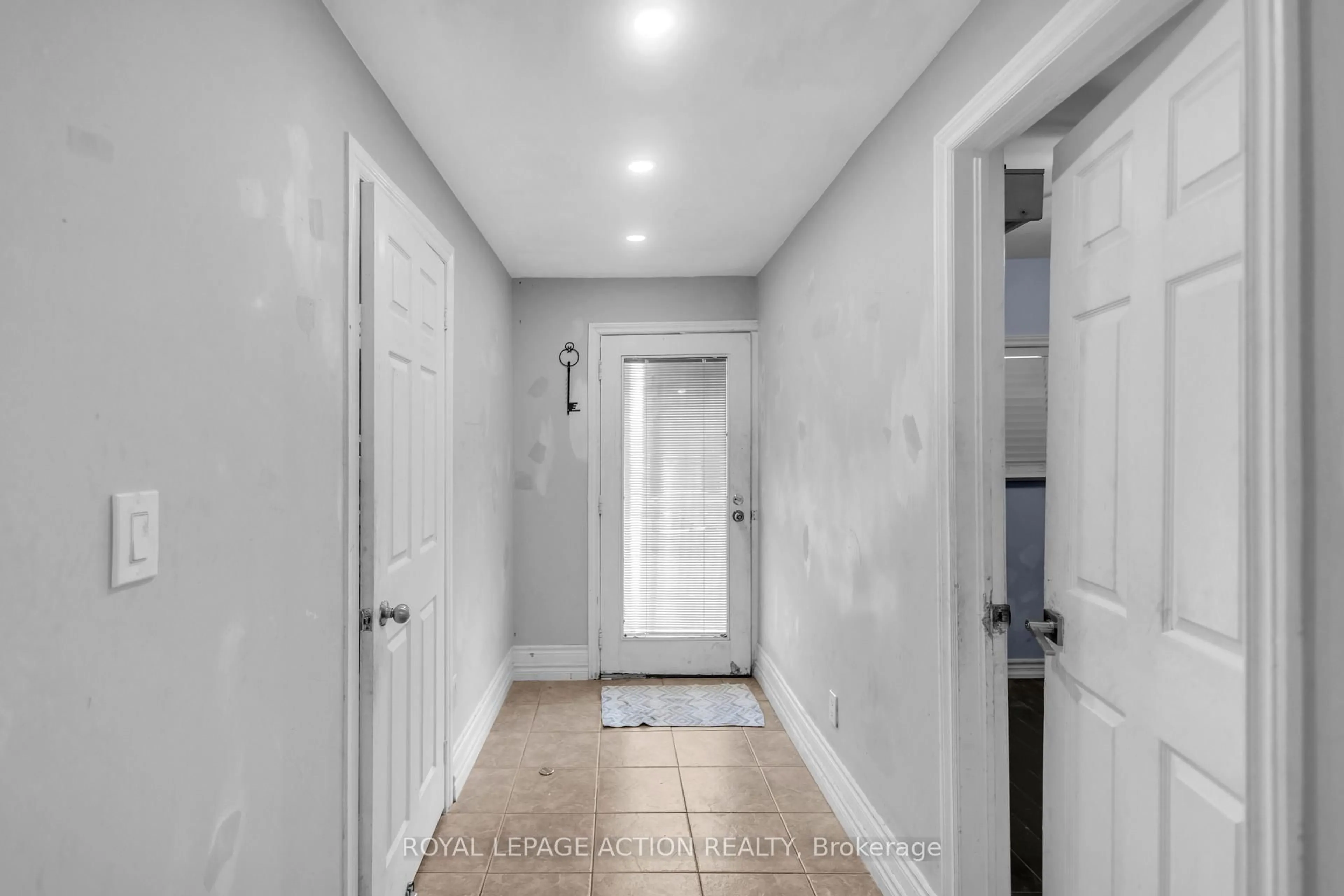 Indoor entryway for 55 Aberdeen Ave, Brantford Ontario N3S 1R7