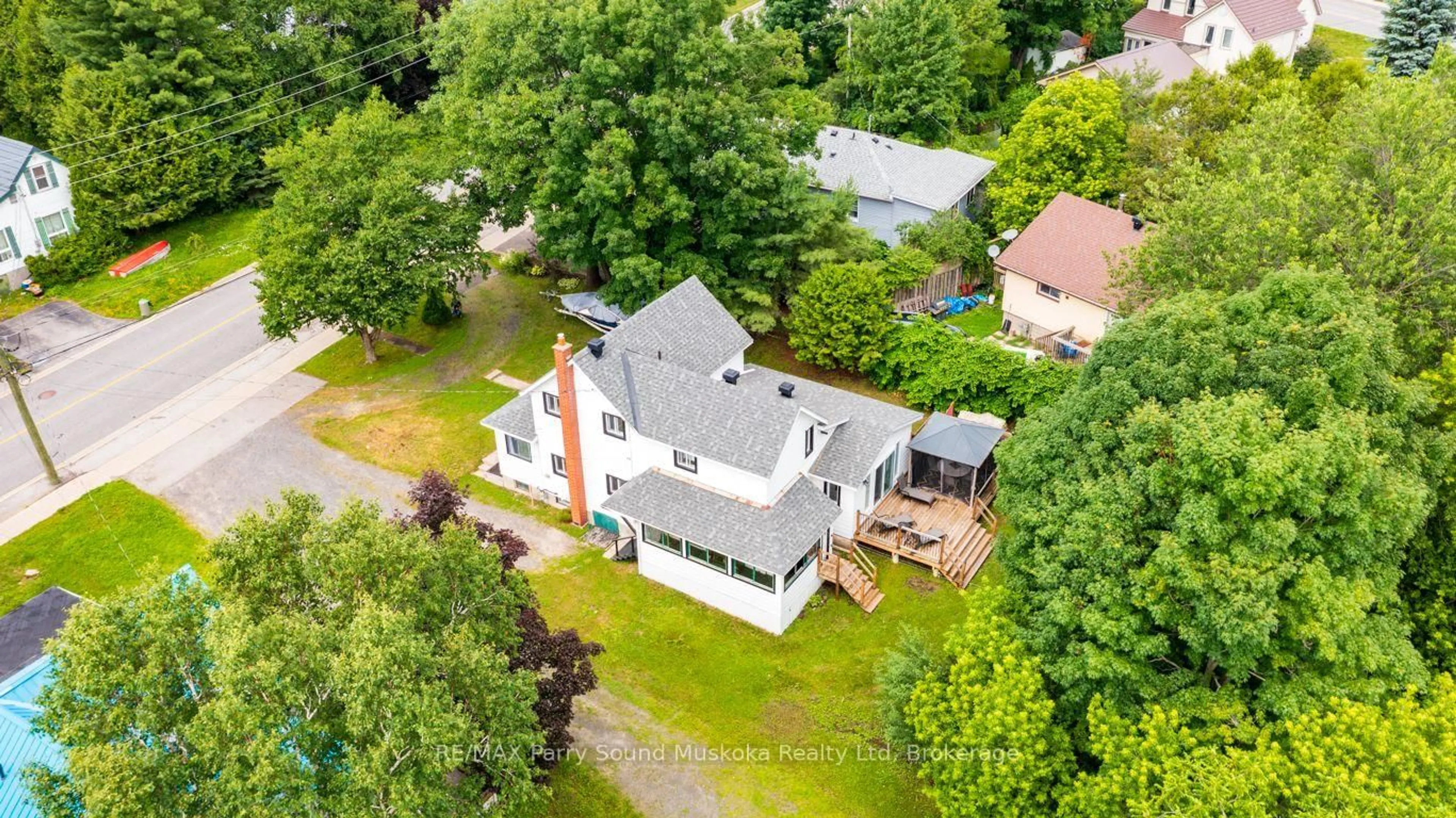 A pic from outside/outdoor area/front of a property/back of a property/a pic from drone, unknown for 6 Prospect St, Parry Sound Ontario P2A 2B6