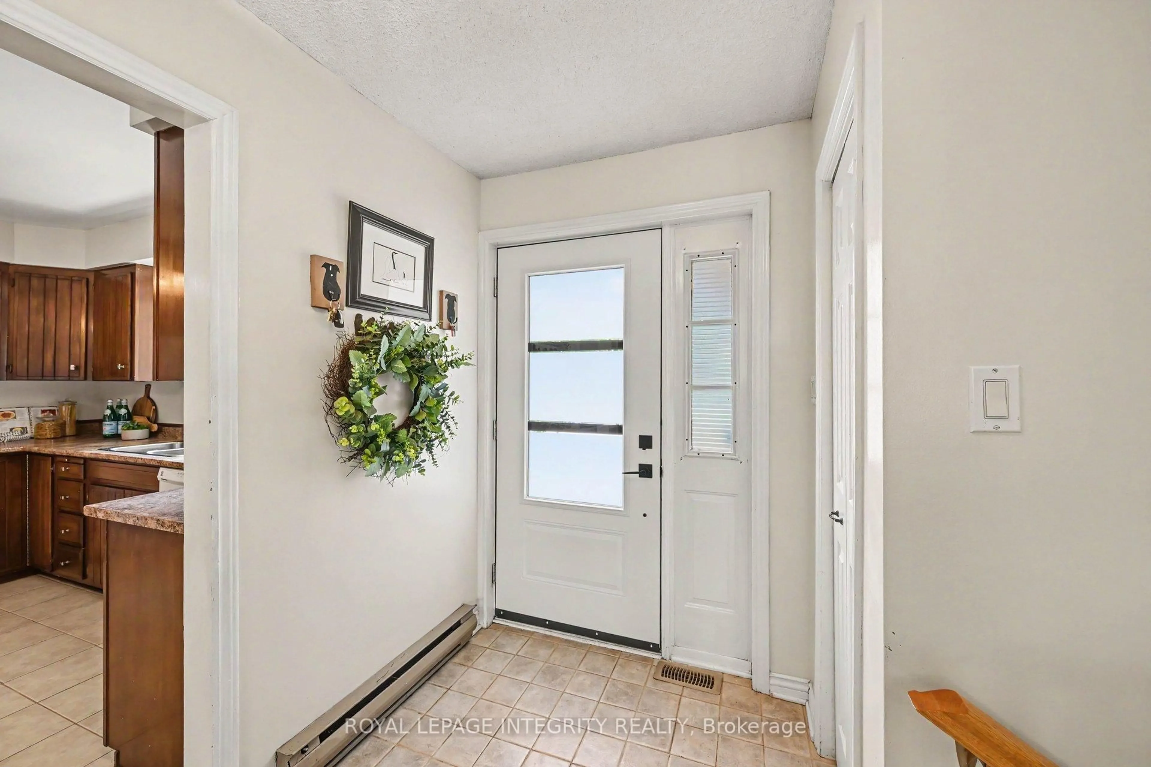 Indoor entryway for 19 Jessie Dr, Perth Ontario K7H 3J8
