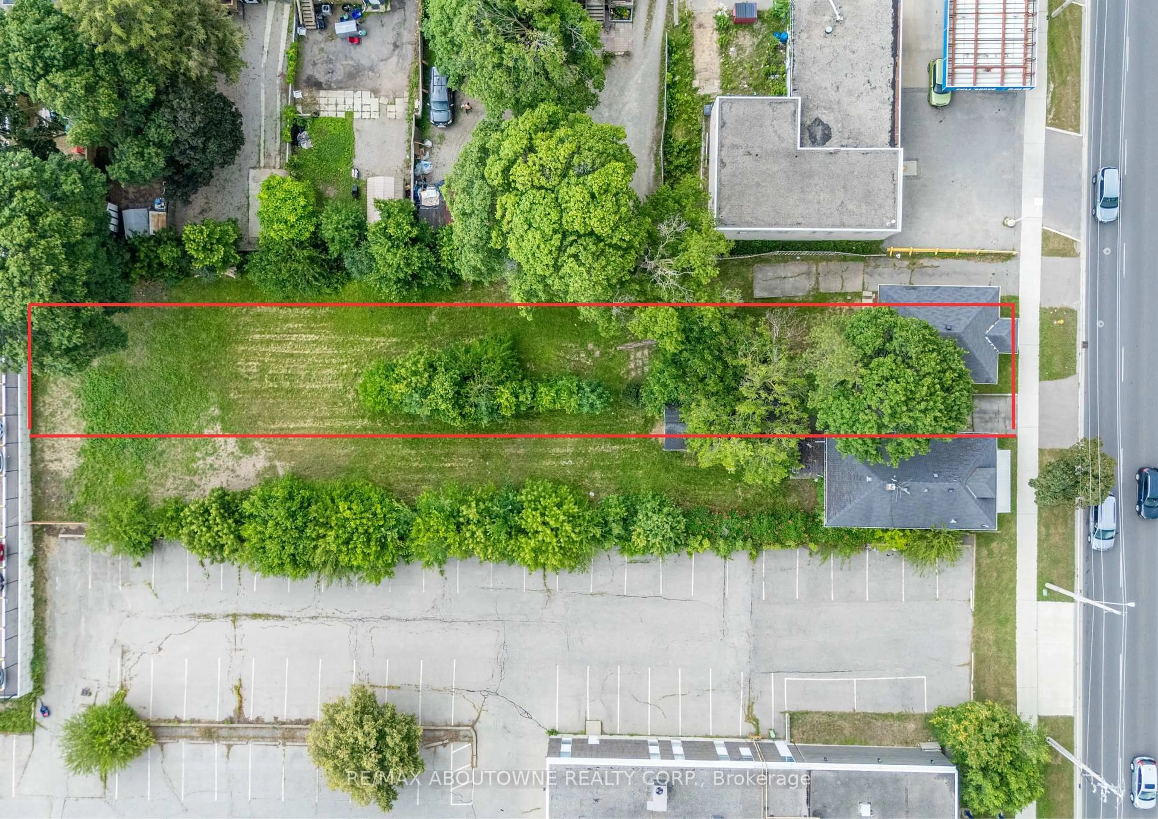 A pic from outside/outdoor area/front of a property/back of a property/a pic from drone, unknown for 339 St Paul Ave, Brantford Ontario N3R 4N2