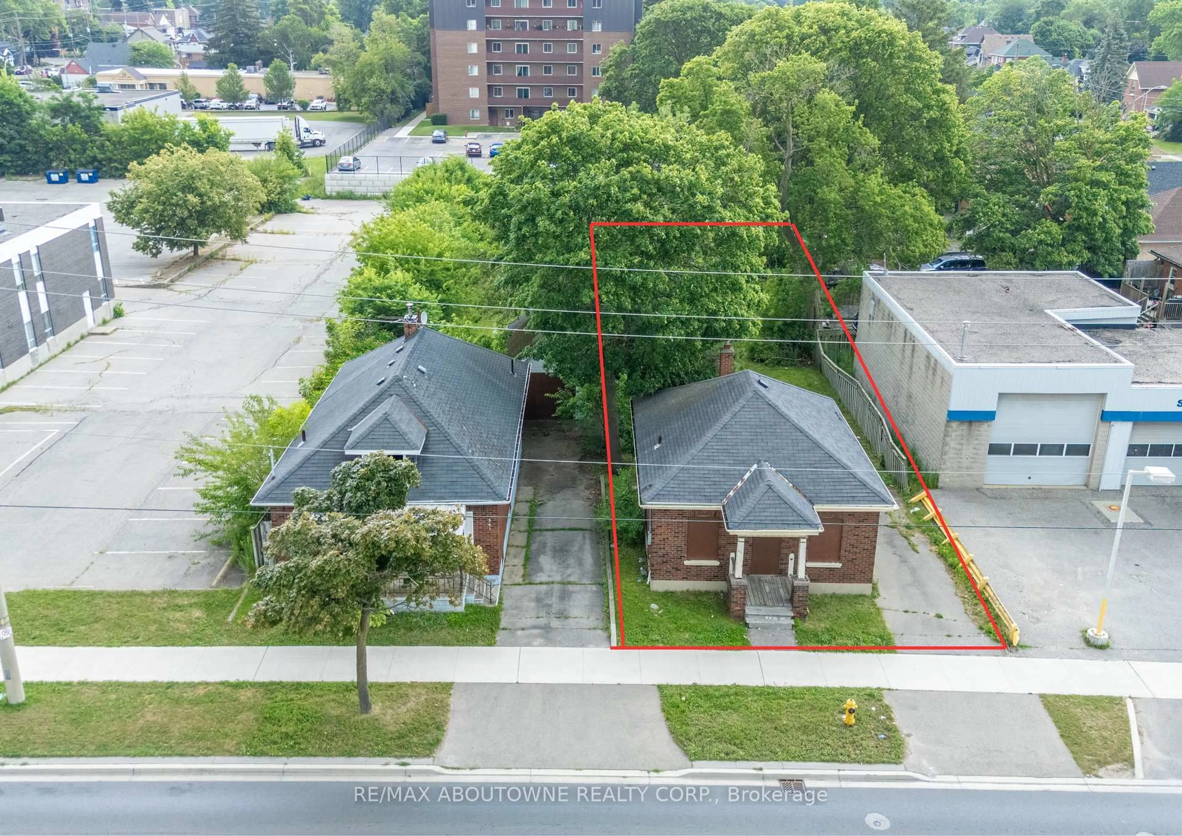 A pic from outside/outdoor area/front of a property/back of a property/a pic from drone, street for 339 St Paul Ave, Brantford Ontario N3R 4N2