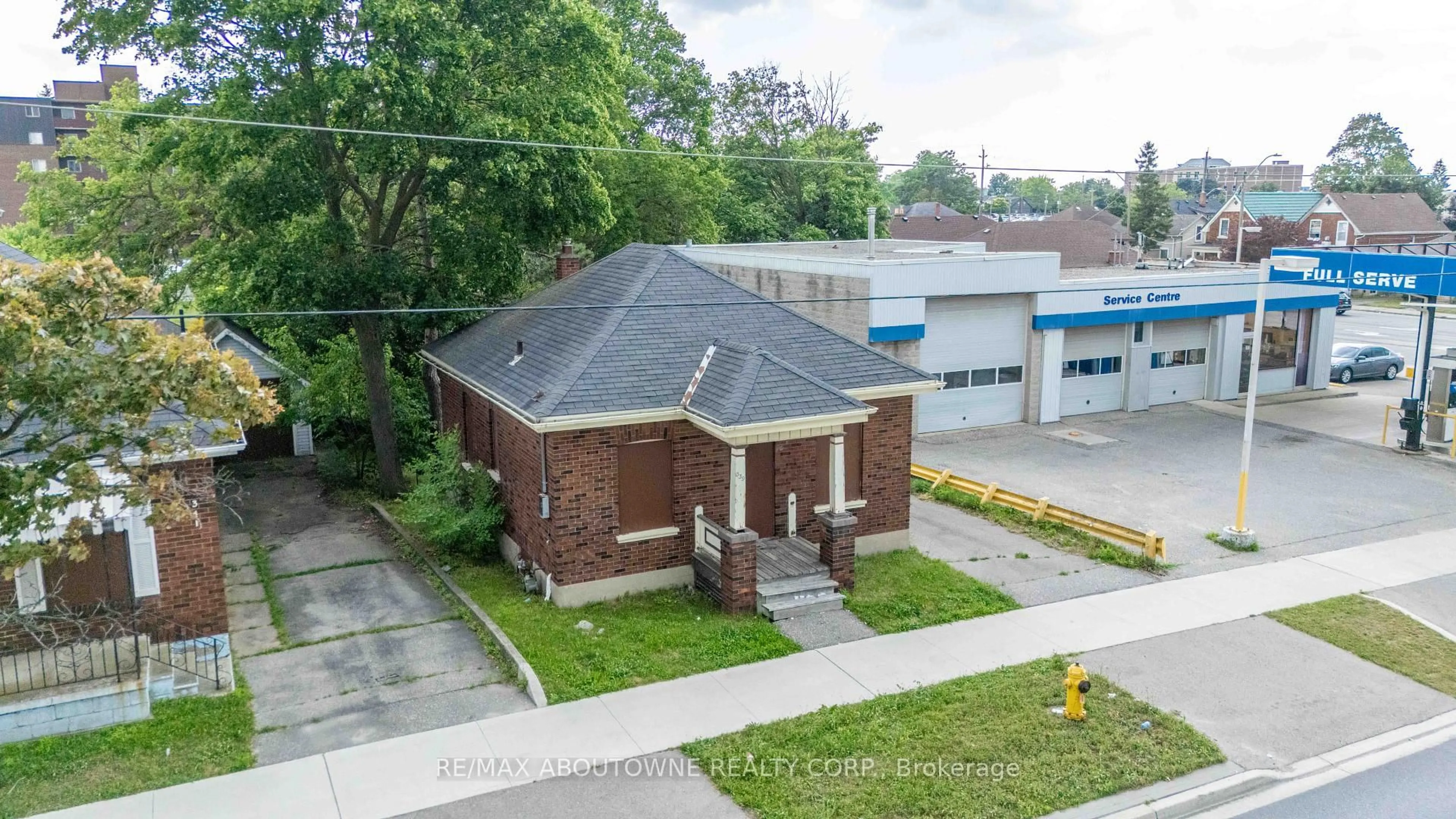A pic from outside/outdoor area/front of a property/back of a property/a pic from drone, street for 339 St Paul Ave, Brantford Ontario N3R 4N2