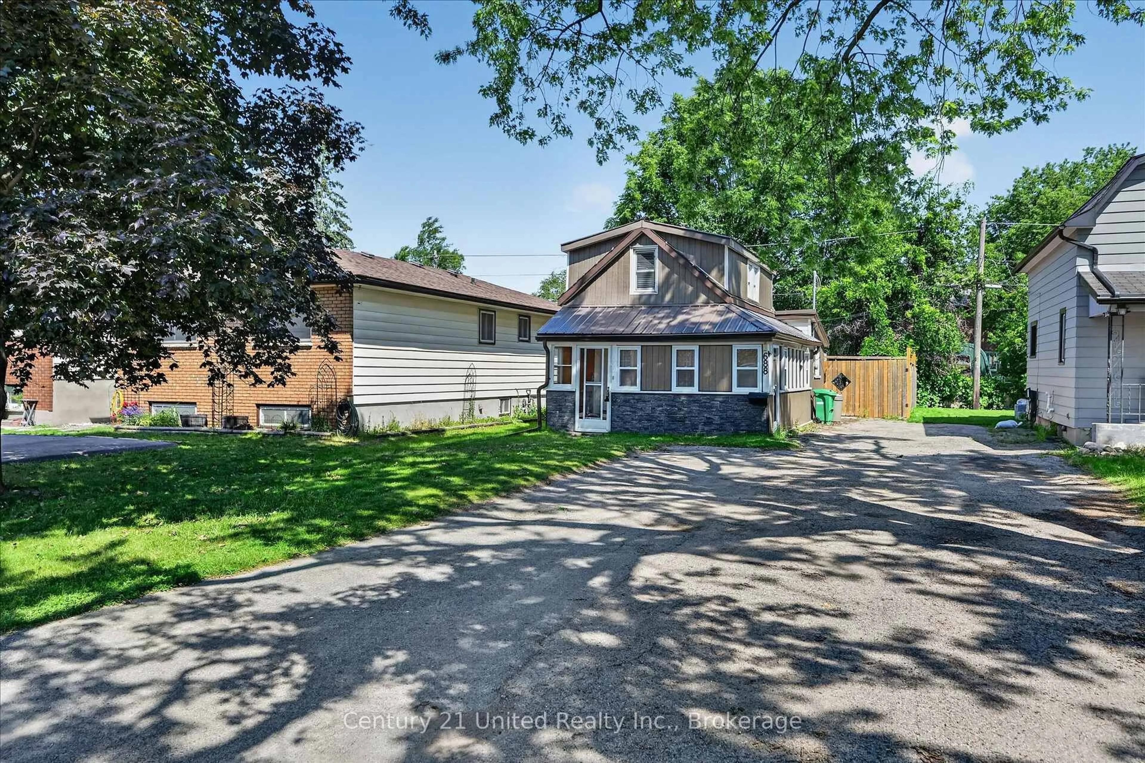 A pic from outside/outdoor area/front of a property/back of a property/a pic from drone, street for 688 St Marys St, Peterborough Ontario K9J 4G9