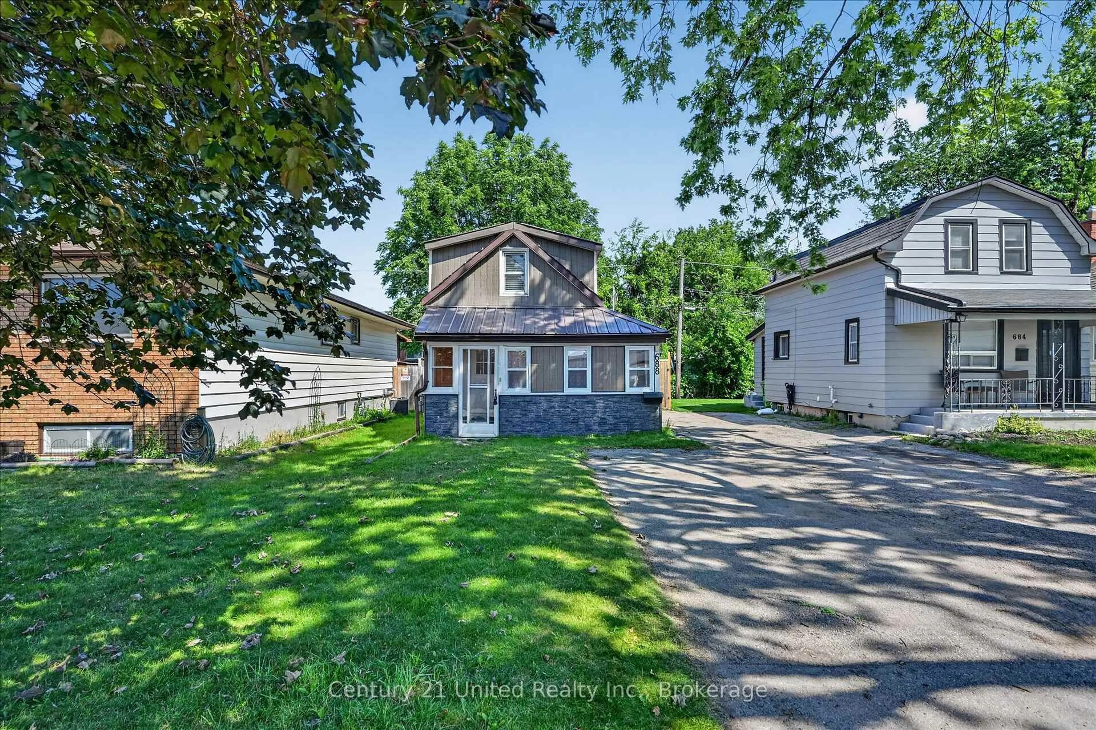 A pic from outside/outdoor area/front of a property/back of a property/a pic from drone, street for 688 St Marys St, Peterborough Ontario K9J 4G9