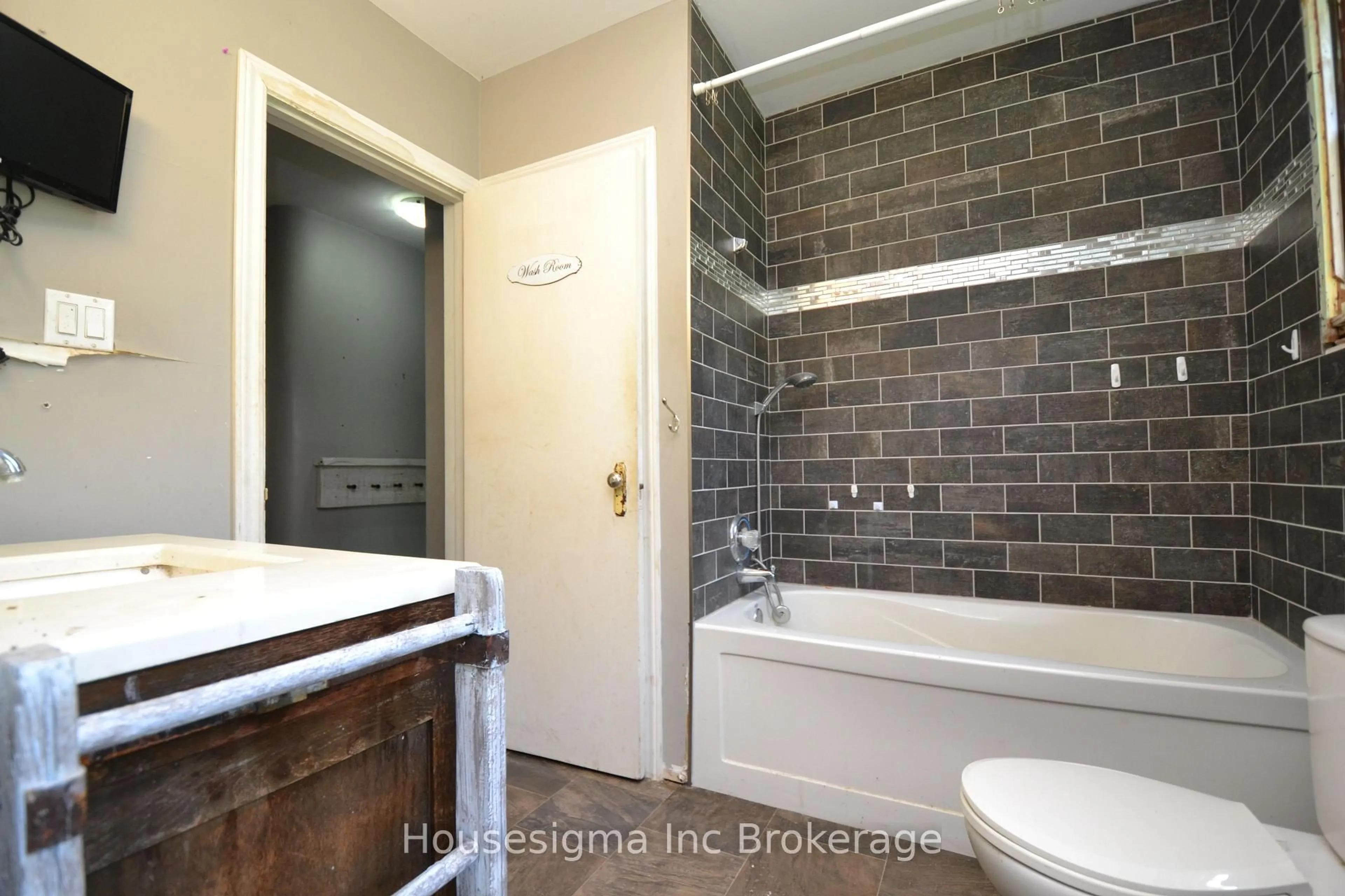 Standard bathroom, ceramic/tile floor for 291 Victoria St, Woodstock Ontario N4S 6W4