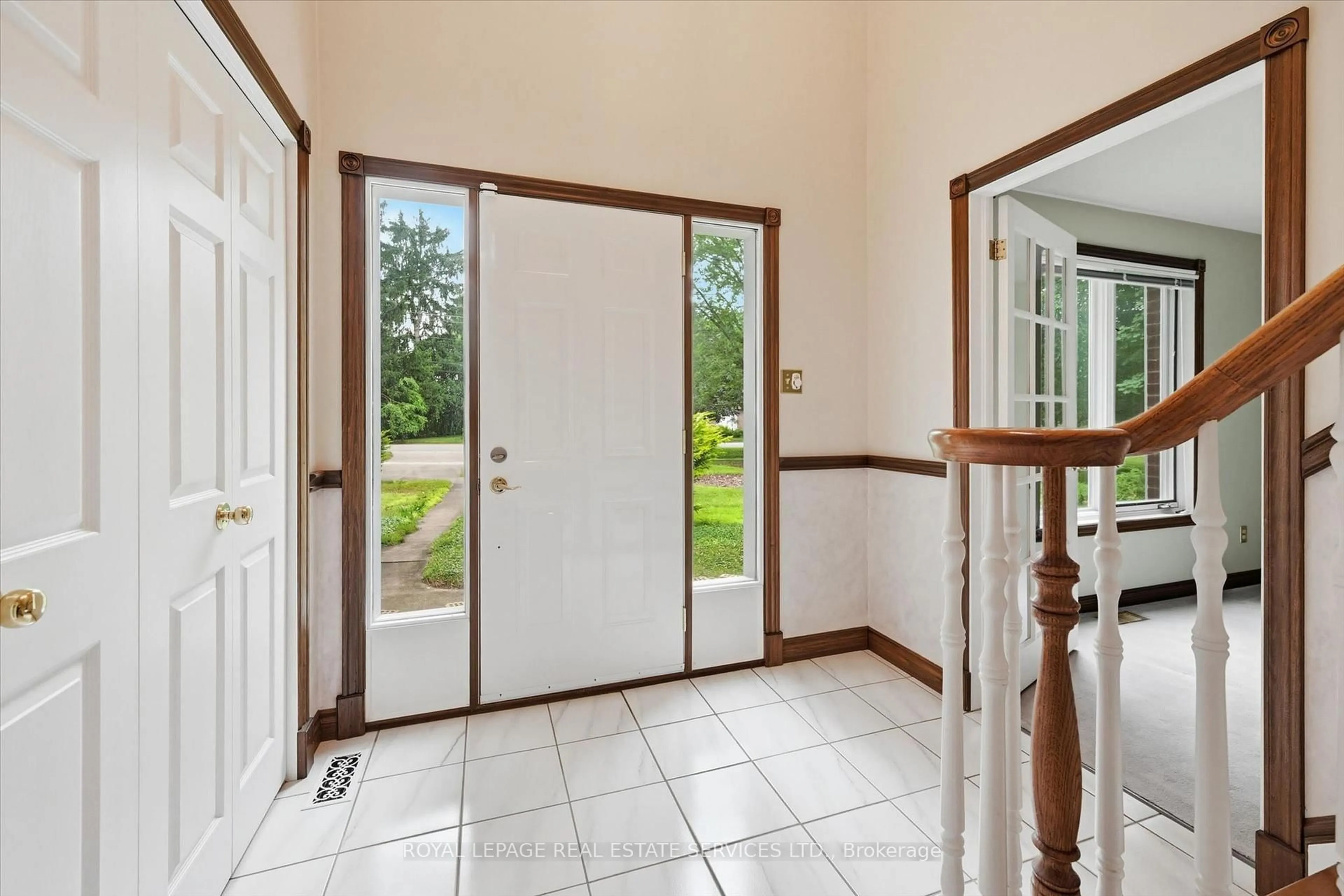 Indoor foyer for 683 Canboro Rd, Pelham Ontario L0S 1C0