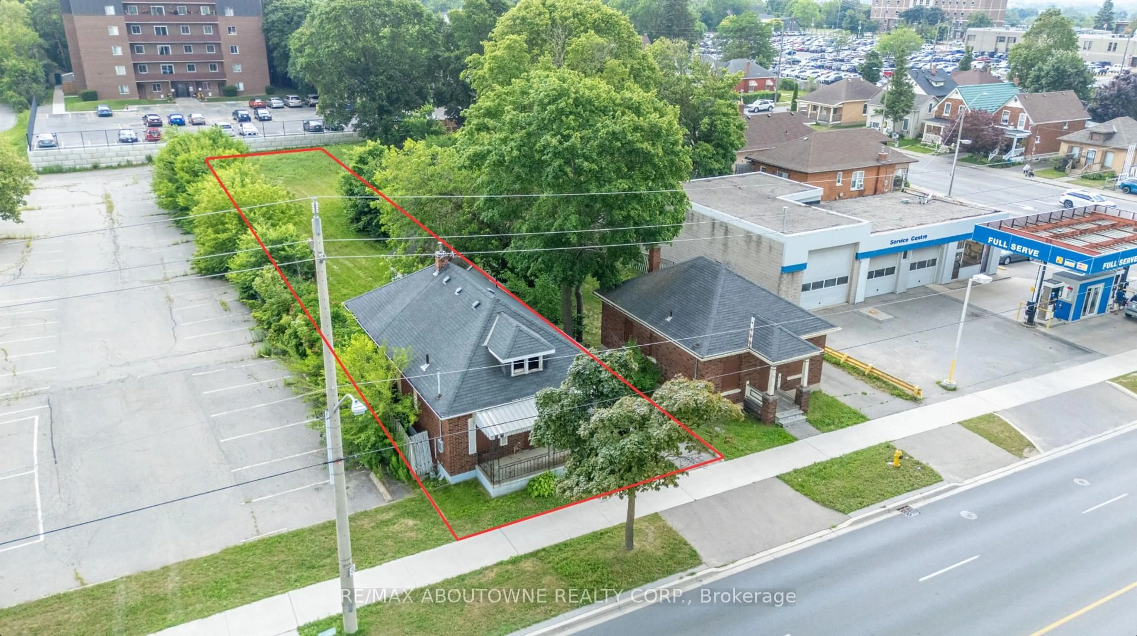 A pic from outside/outdoor area/front of a property/back of a property/a pic from drone, street for 341 St Paul Ave, Brantford Ontario N3R 4N2