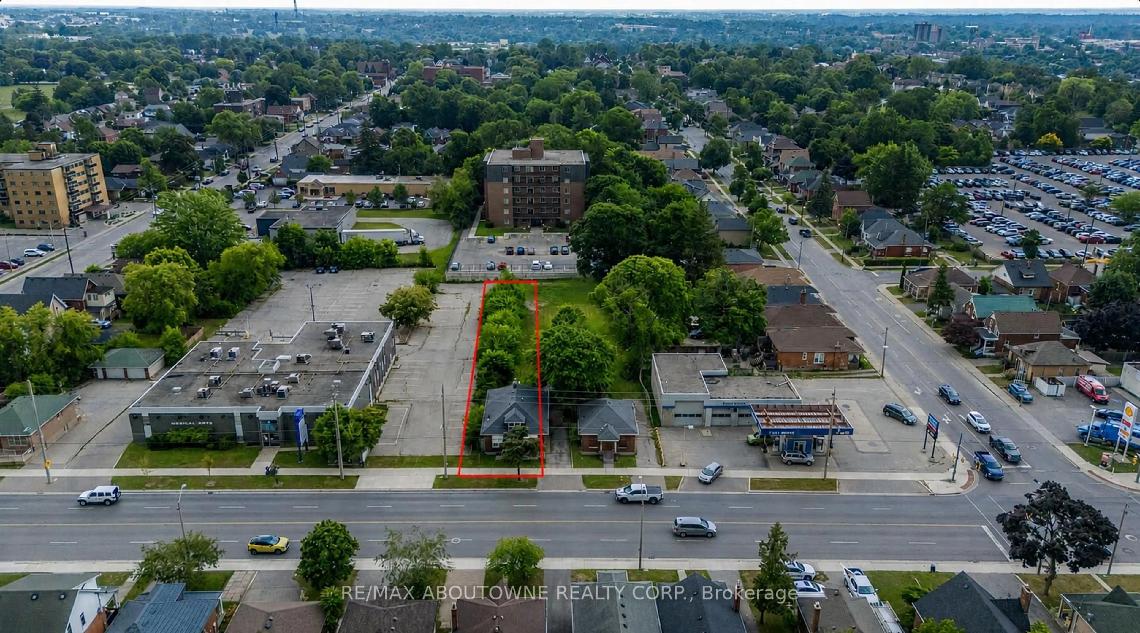 A pic from outside/outdoor area/front of a property/back of a property/a pic from drone, unknown for 341 St Paul Ave, Brantford Ontario N3R 4N2