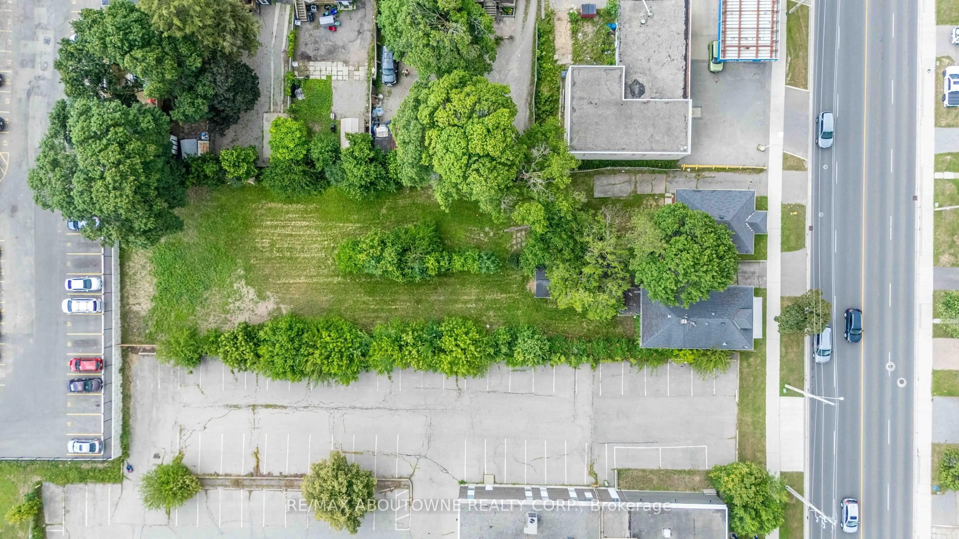 A pic from outside/outdoor area/front of a property/back of a property/a pic from drone, street for 341 St Paul Ave, Brantford Ontario N3R 4N2