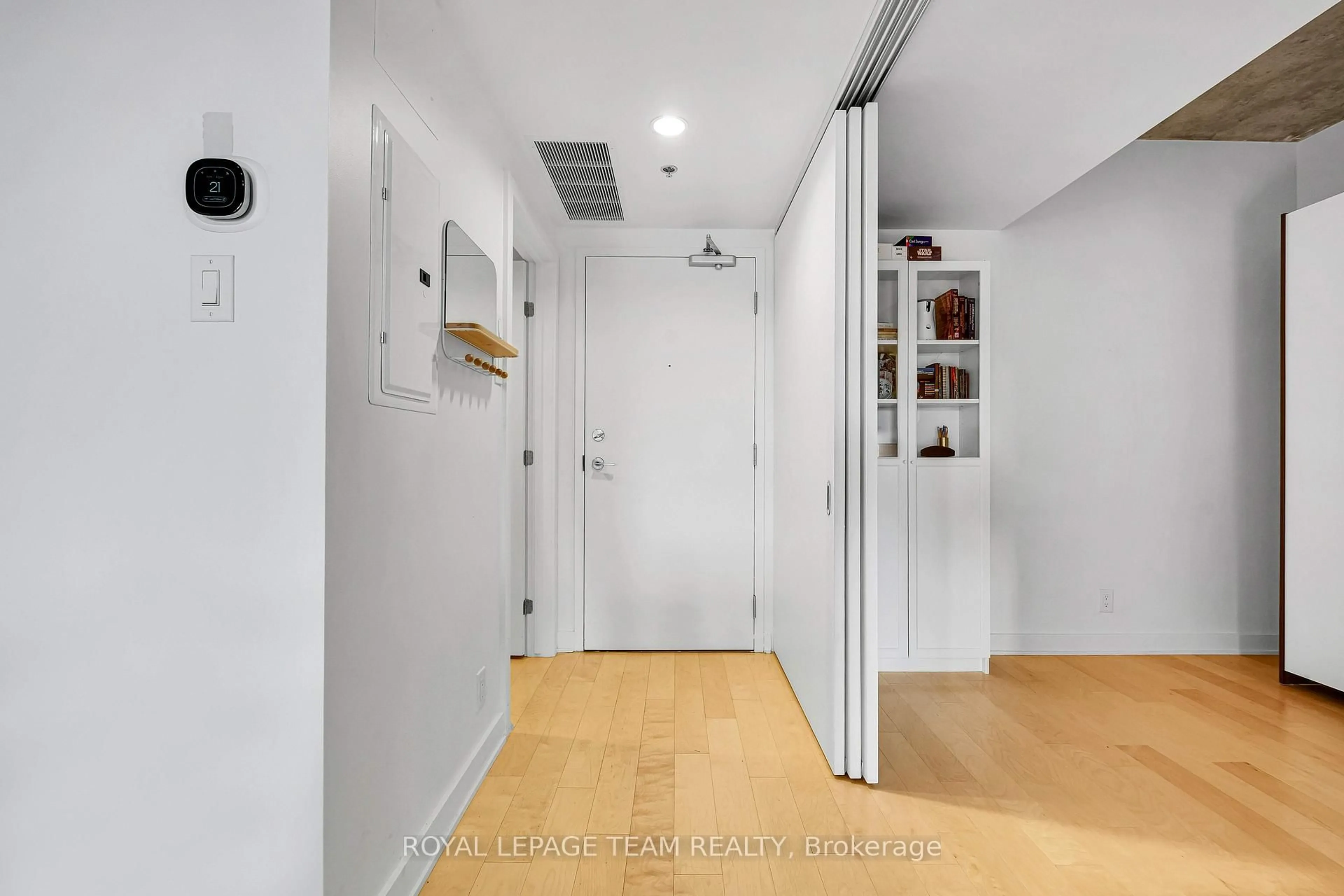 Indoor foyer for 340 Mcleod St #532, Ottawa Ontario K2P 1A4