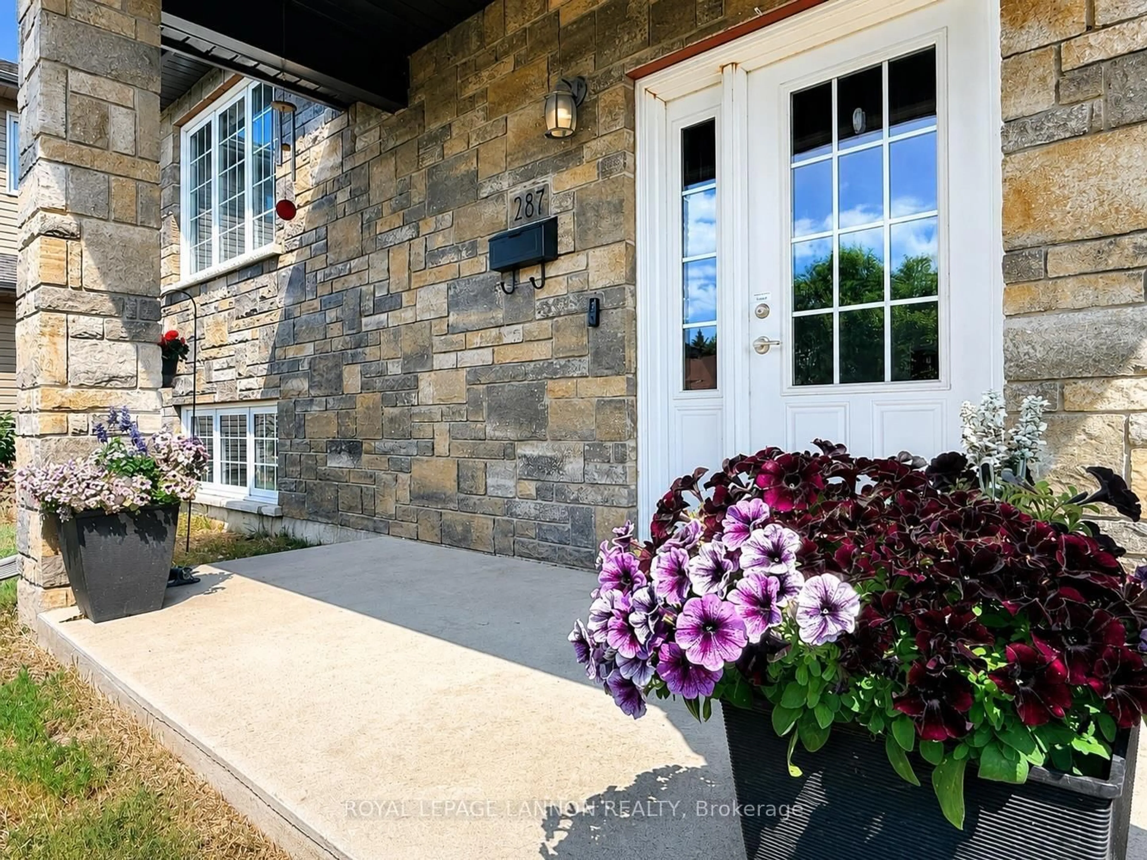 Indoor entryway for 287 Cougar Cres, Thunder Bay Ontario P7C 0B1