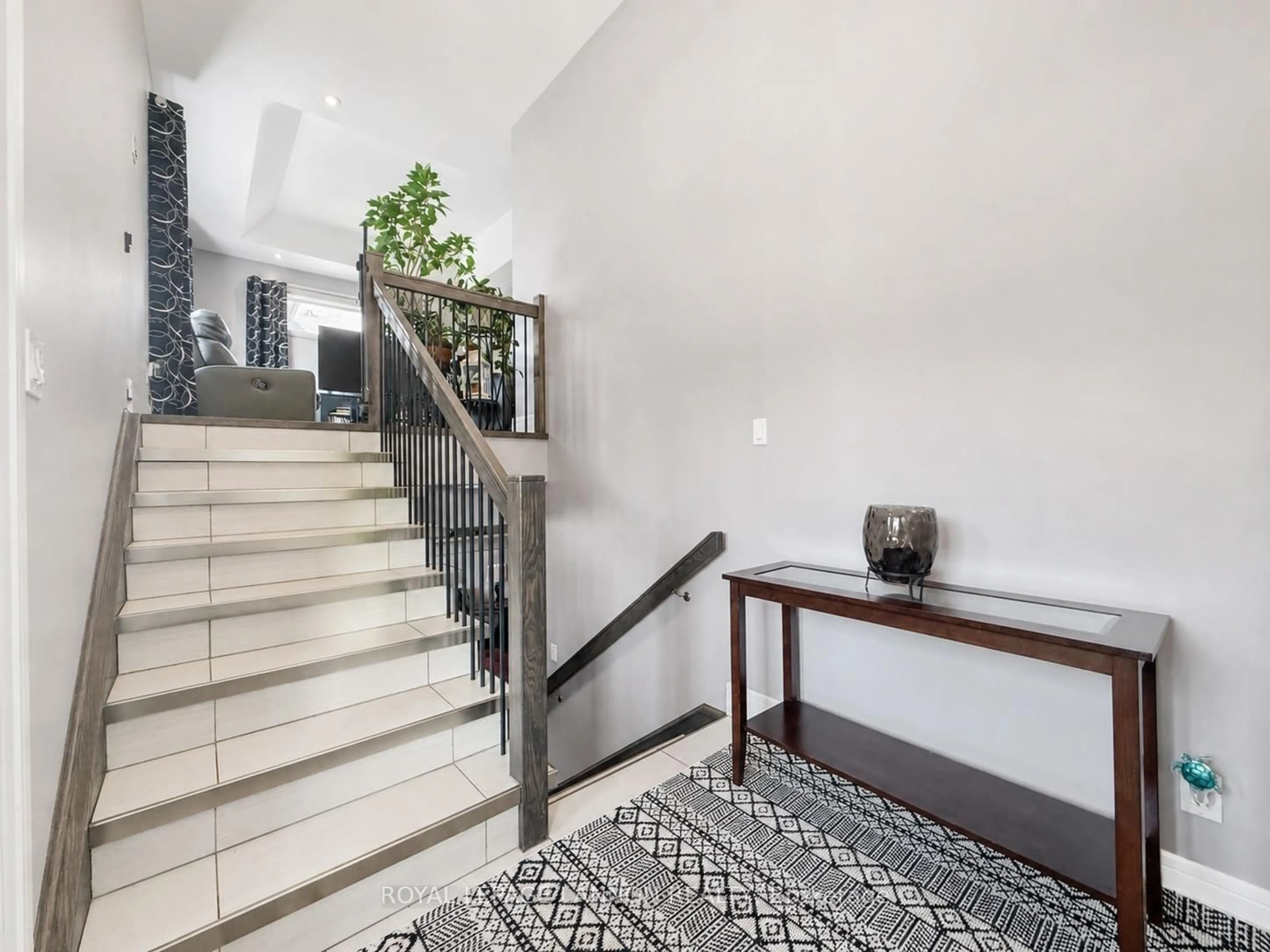 Indoor foyer for 287 Cougar Cres, Thunder Bay Ontario P7C 0B1