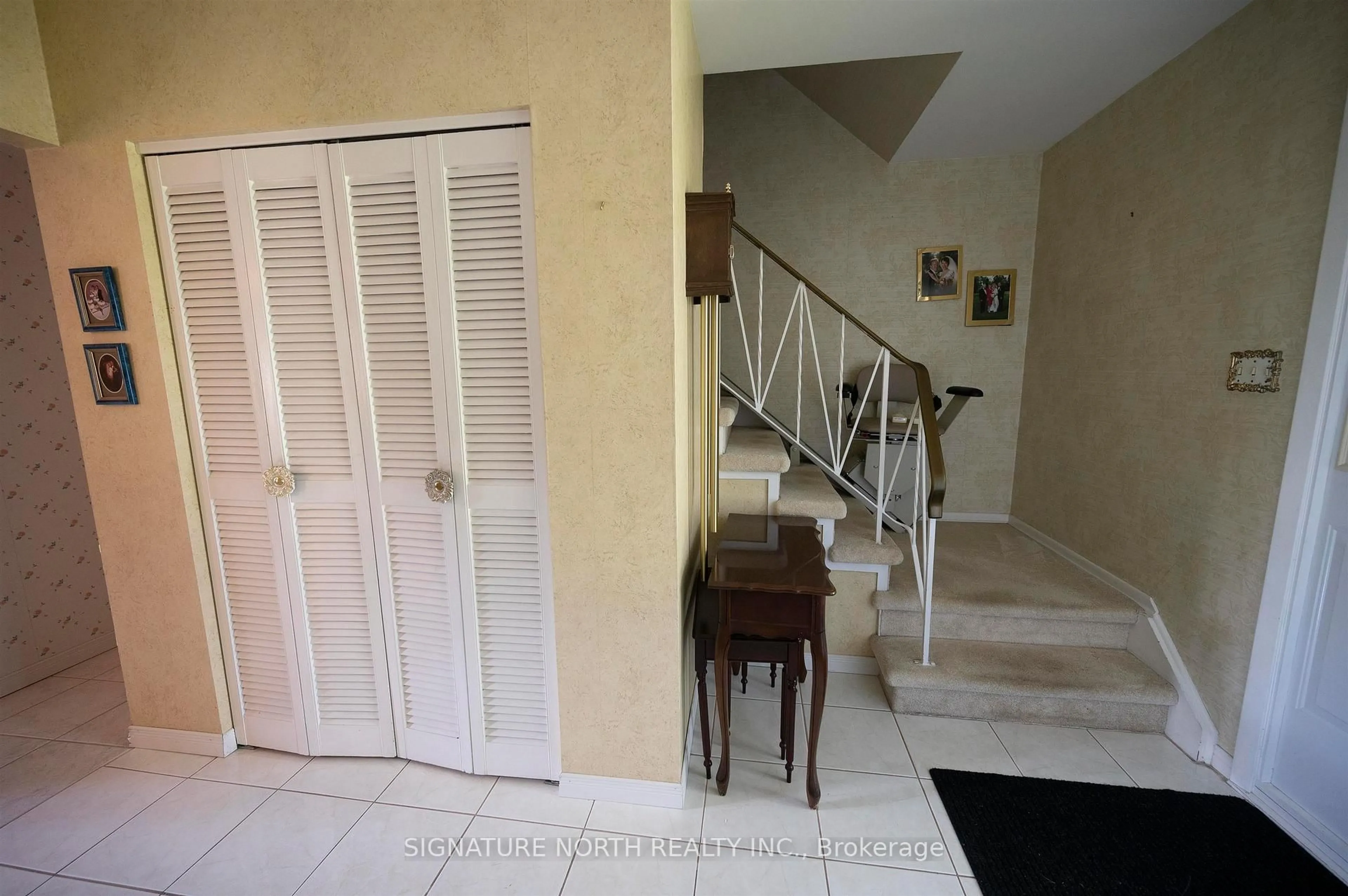 Indoor foyer for 177 Whalen Street, Thunder Bay Ontario P7A 7H9