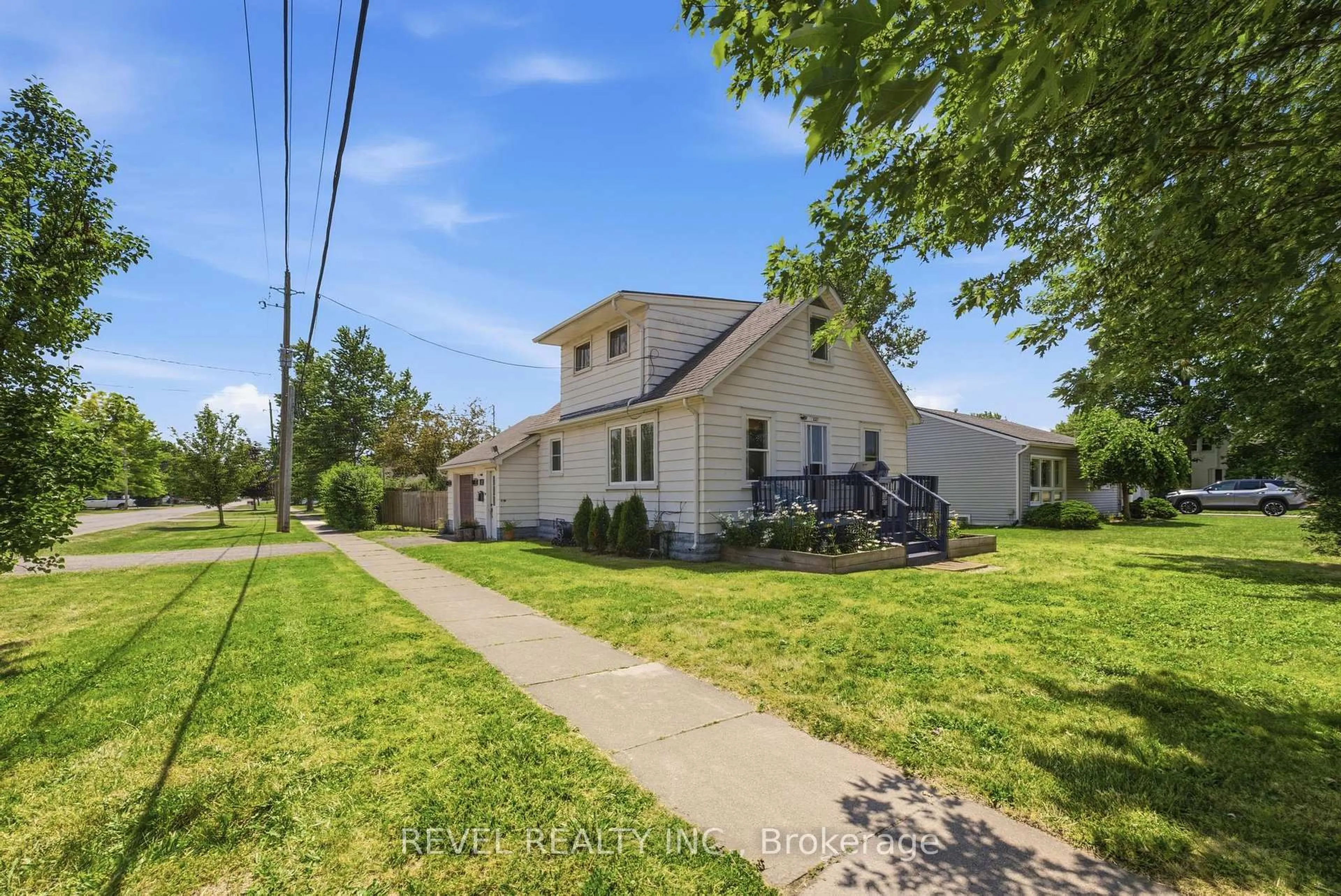 A pic from outside/outdoor area/front of a property/back of a property/a pic from drone, street for 1217 ORCHARD Ave, Fort Erie Ontario L2A 3C8