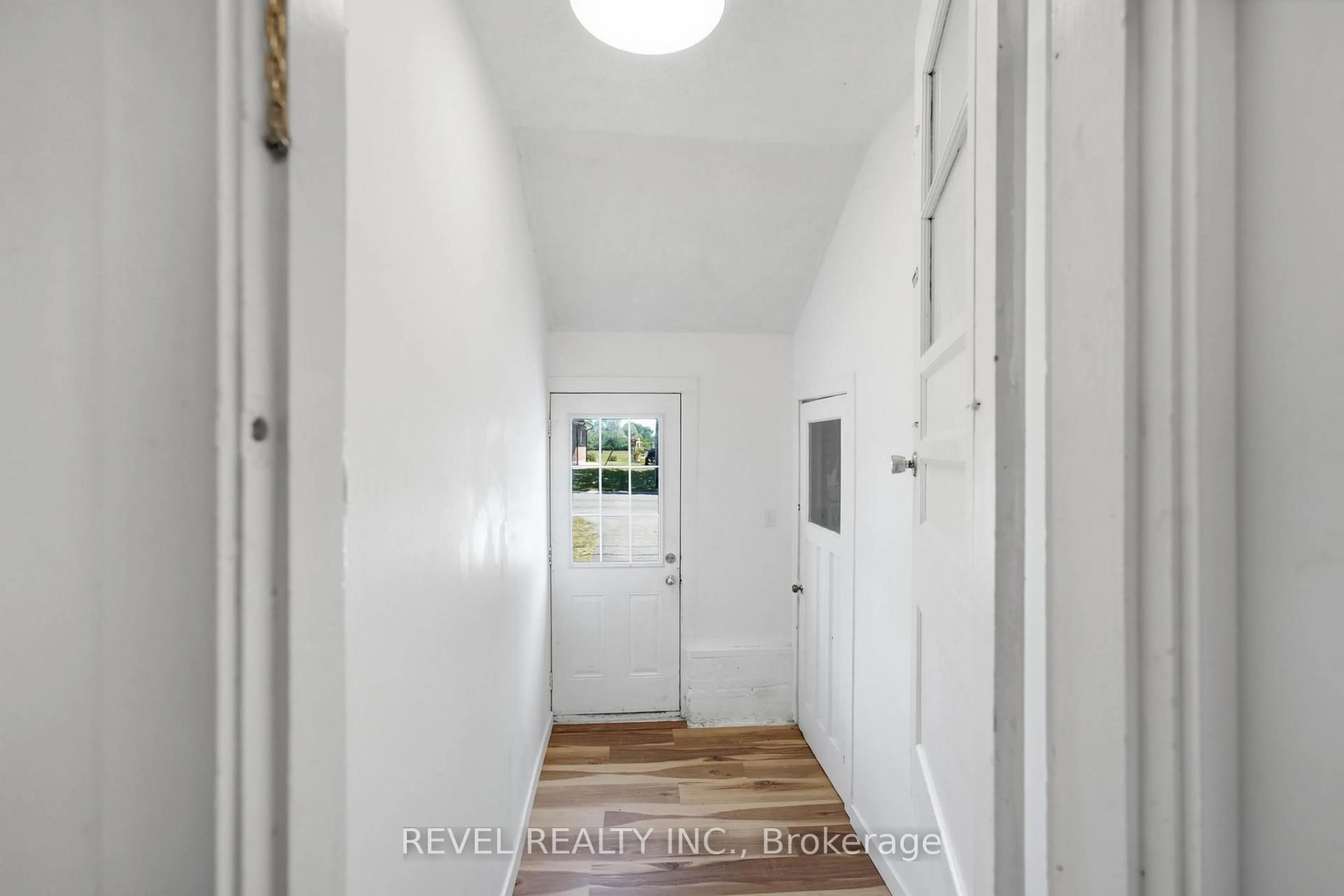Indoor entryway for 1217 ORCHARD Ave, Fort Erie Ontario L2A 3C8
