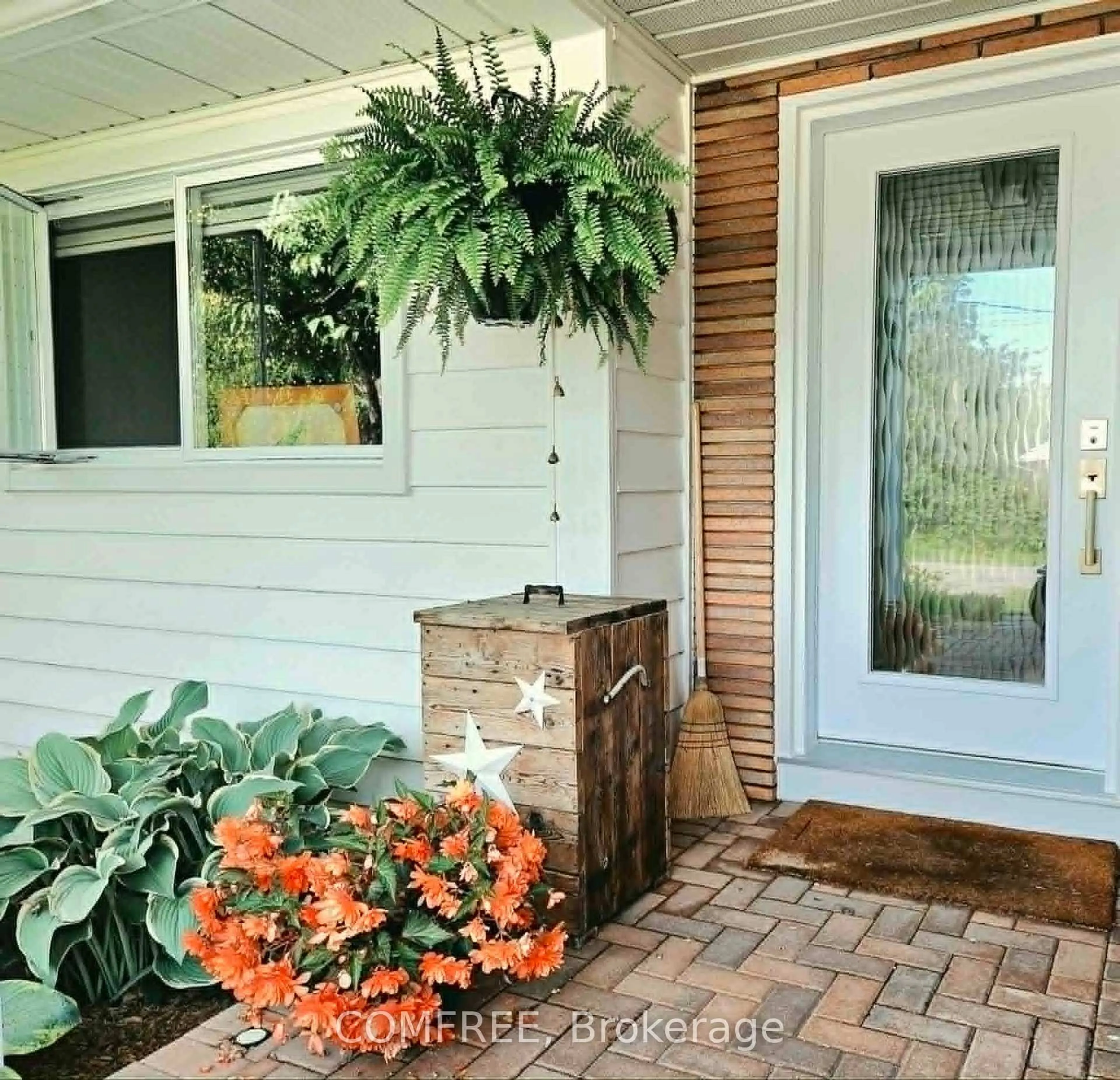 Indoor entryway for 470 Fraser St, Pembroke Ontario K8A 1Y7