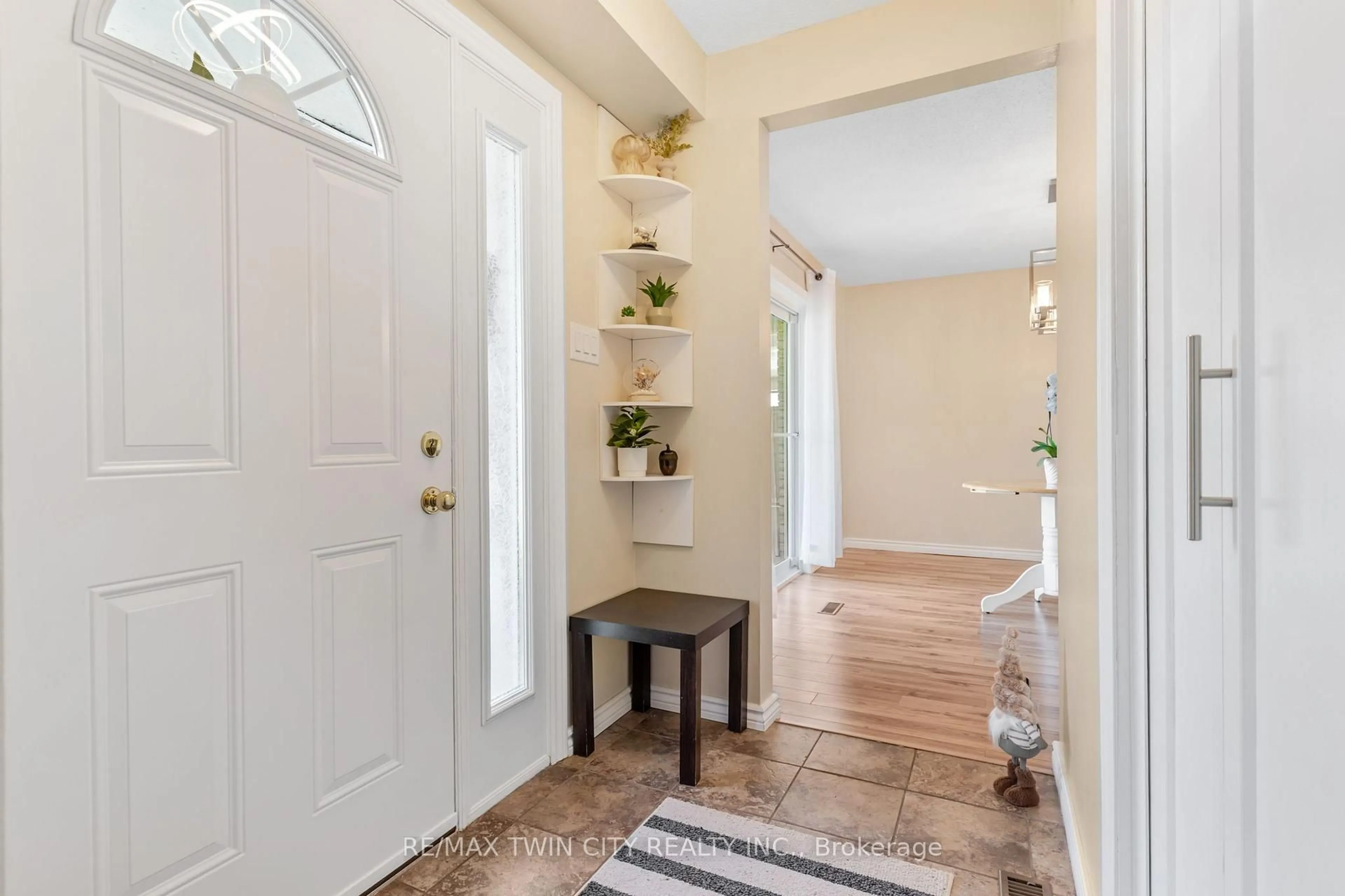 Indoor entryway for 14 Williamsburg Rd #51, Kitchener Ontario N2E 1W1