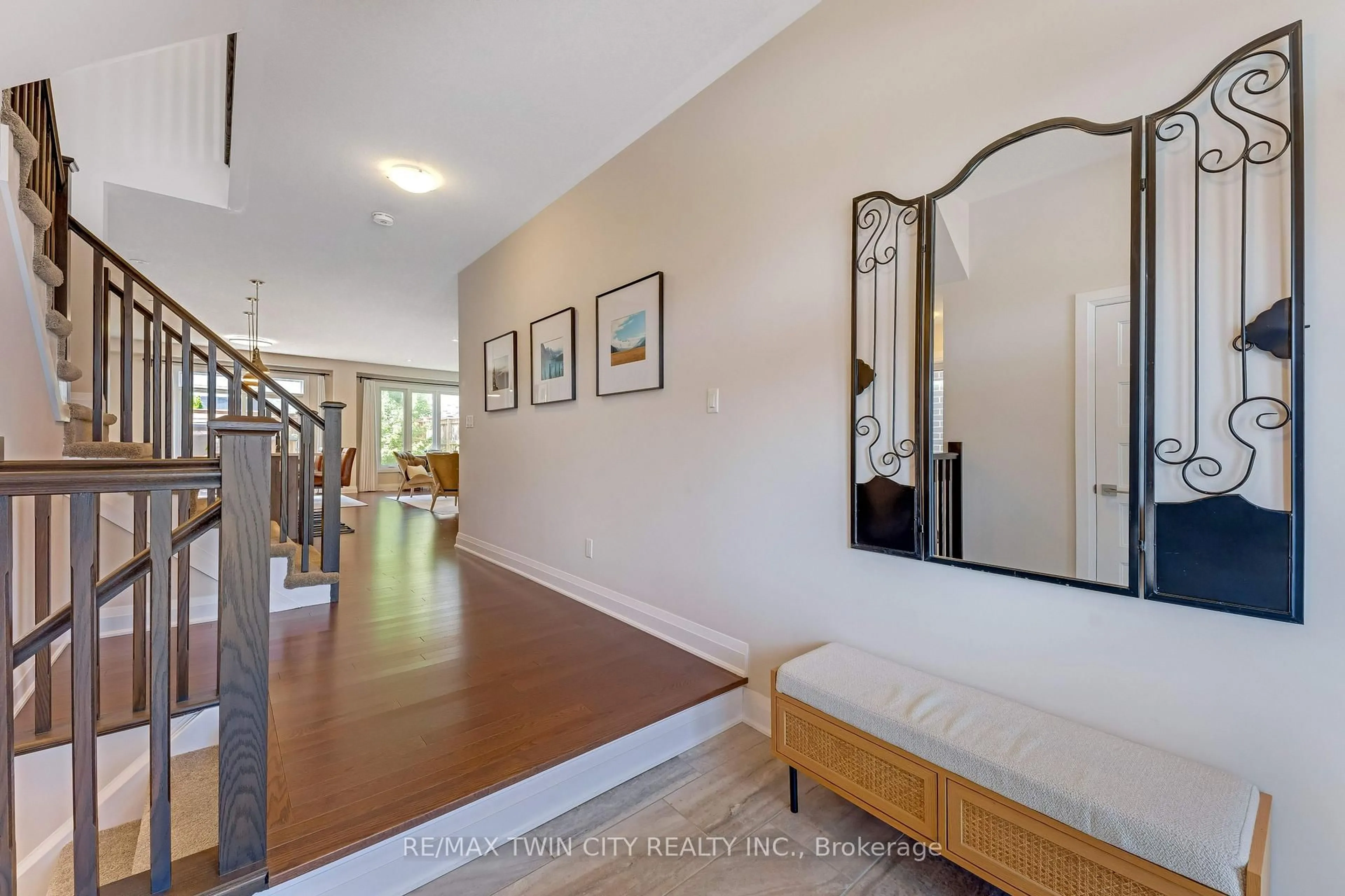 Indoor foyer for 588 Blair Creek Dr, Kitchener Ontario N2P 0E5