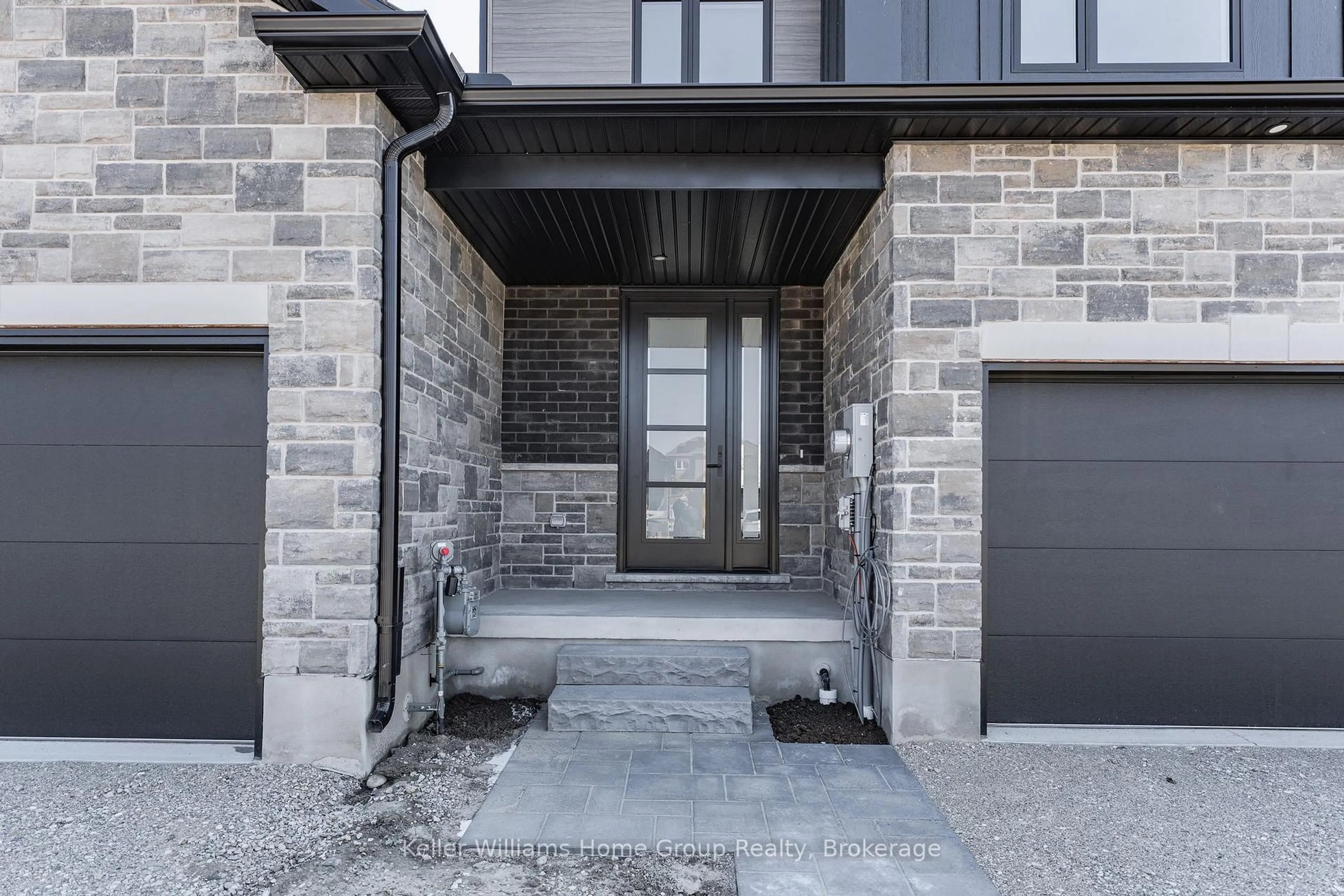 Indoor entryway for 27 Halls Dr, Centre Wellington Ontario N0B 1S0