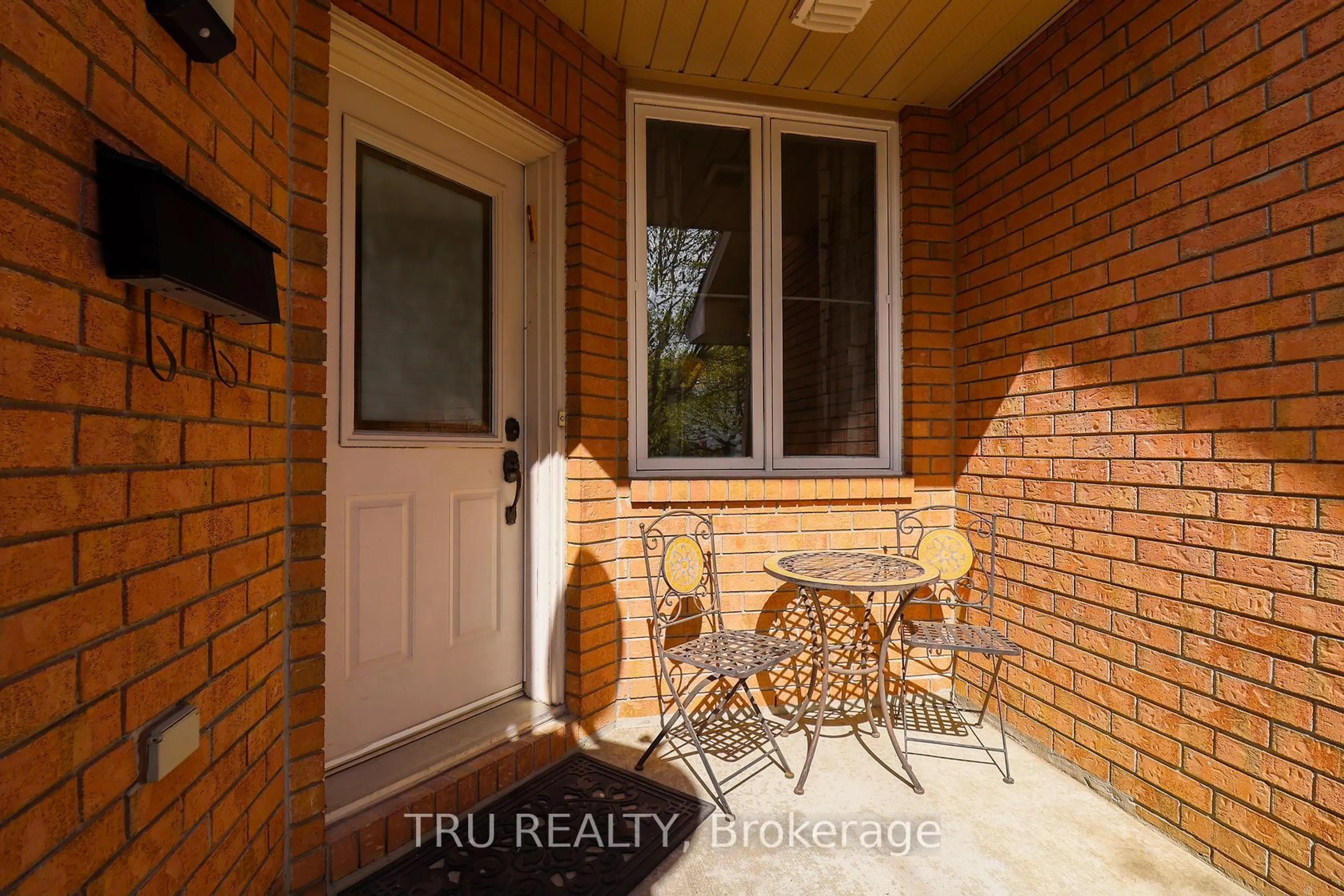 Indoor entryway for 186 Daventry Cres, Ottawa Ontario K2J 4N1