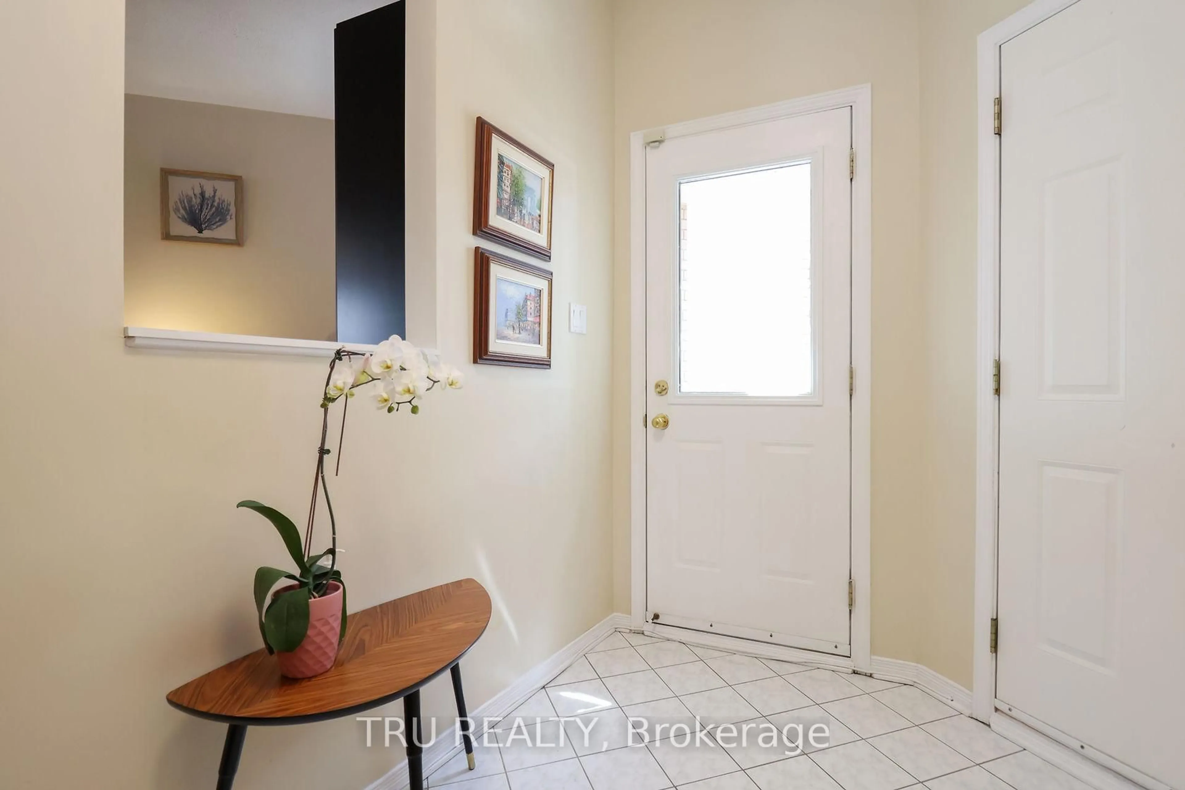 Indoor entryway for 186 Daventry Cres, Ottawa Ontario K2J 4N1