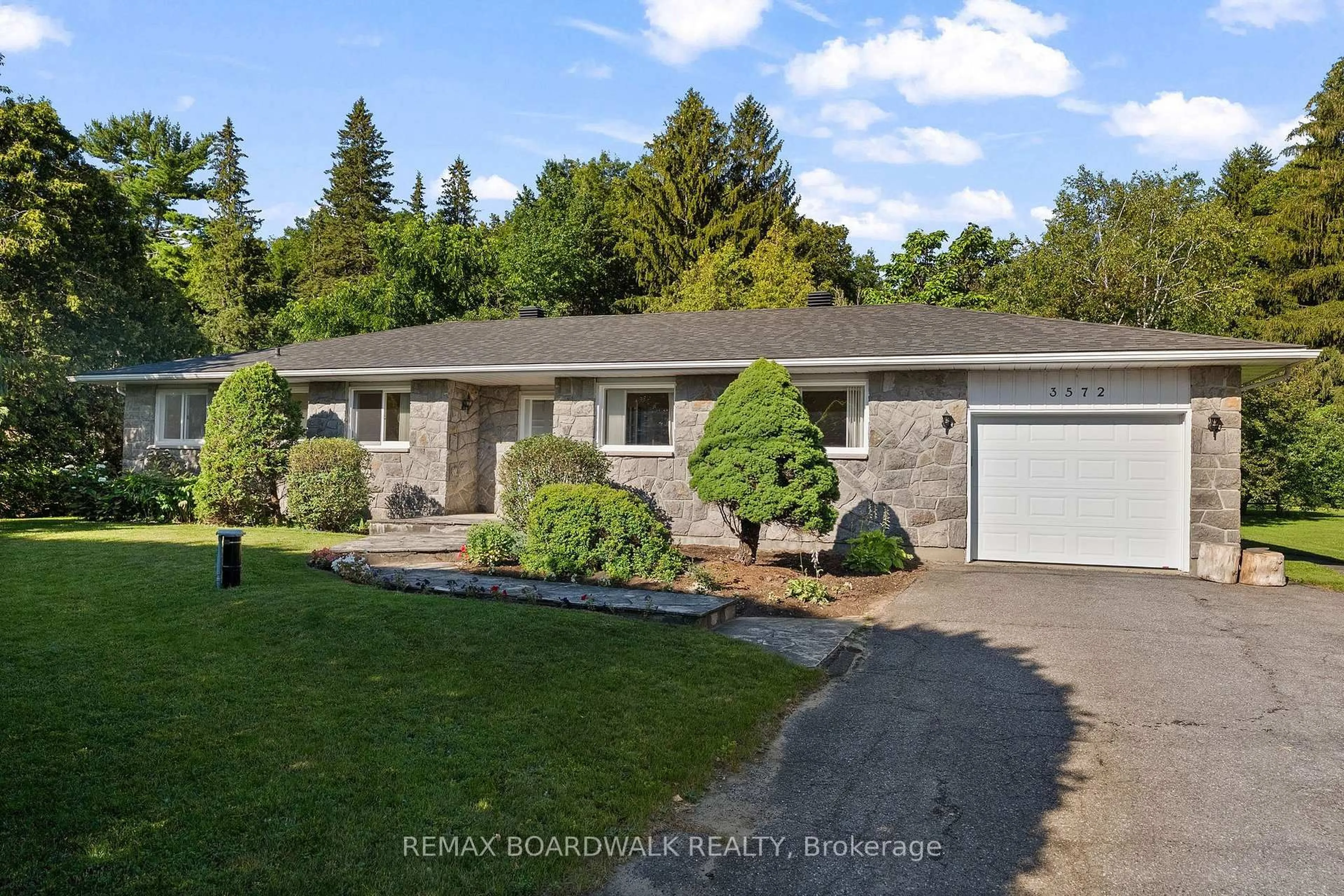 A pic from outside/outdoor area/front of a property/back of a property/a pic from drone, street for 3572 Woodroffe Ave, Barrhaven Ontario K2J 4G7