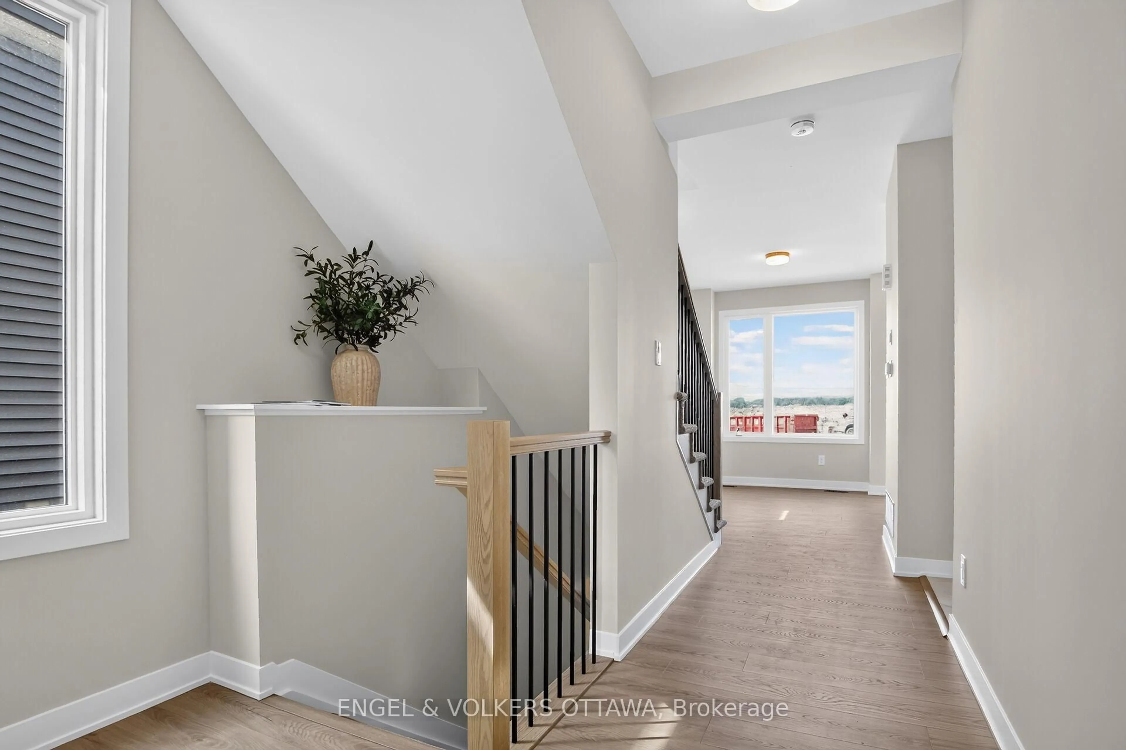Indoor entryway for 728 Haflinger Row, Richmond Ontario K0A 2Z0