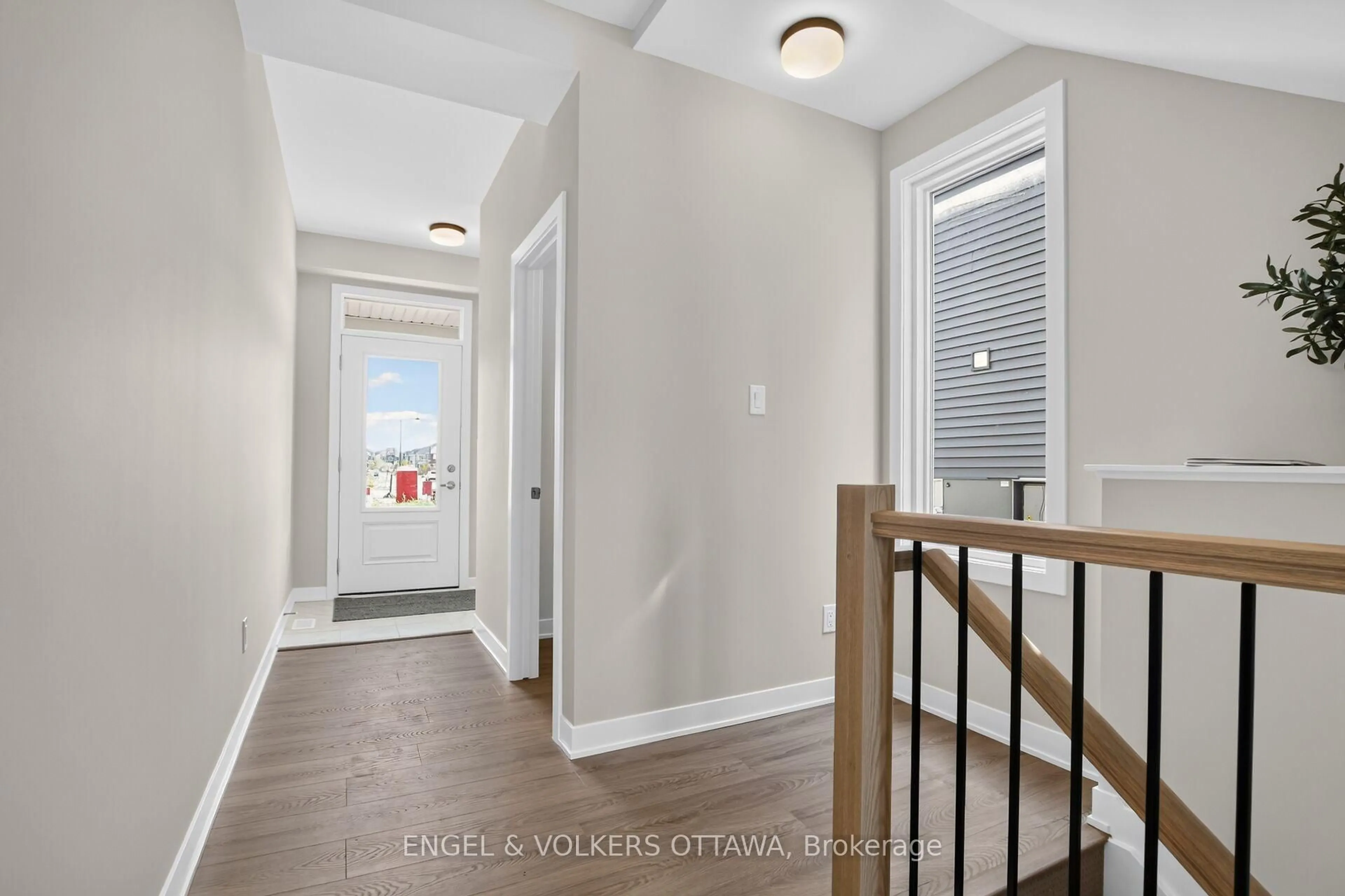 Indoor entryway for 728 Haflinger Row, Richmond Ontario K0A 2Z0