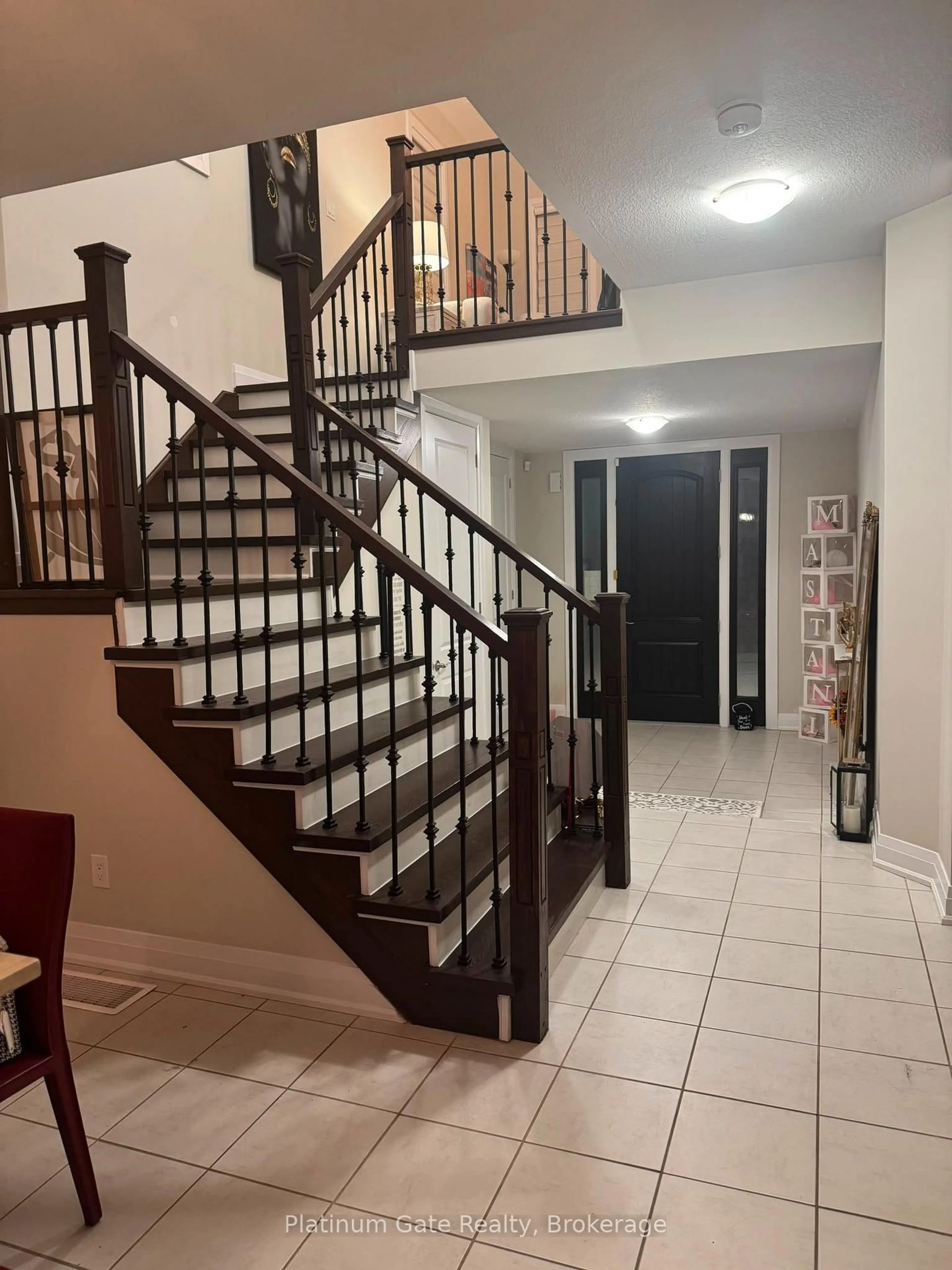 Indoor foyer for 99 Ian Ormston Dr, Kitchener Ontario N2P 0K2