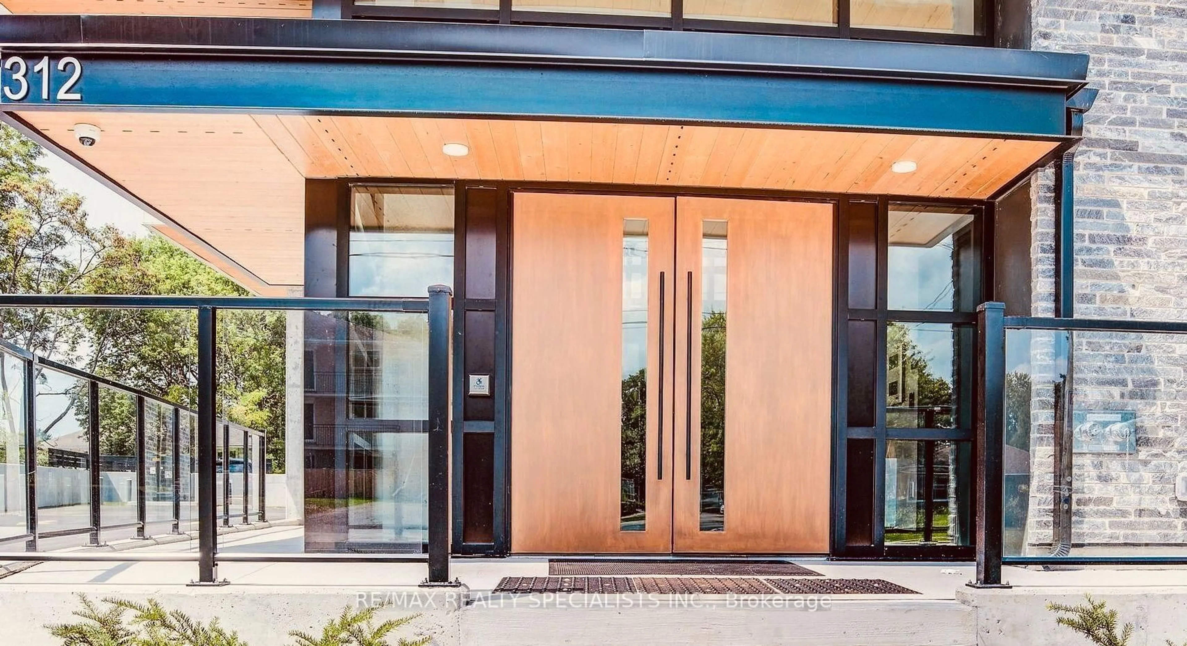 Indoor entryway for 312 Erb St #501, Waterloo Ontario N2L 1W3